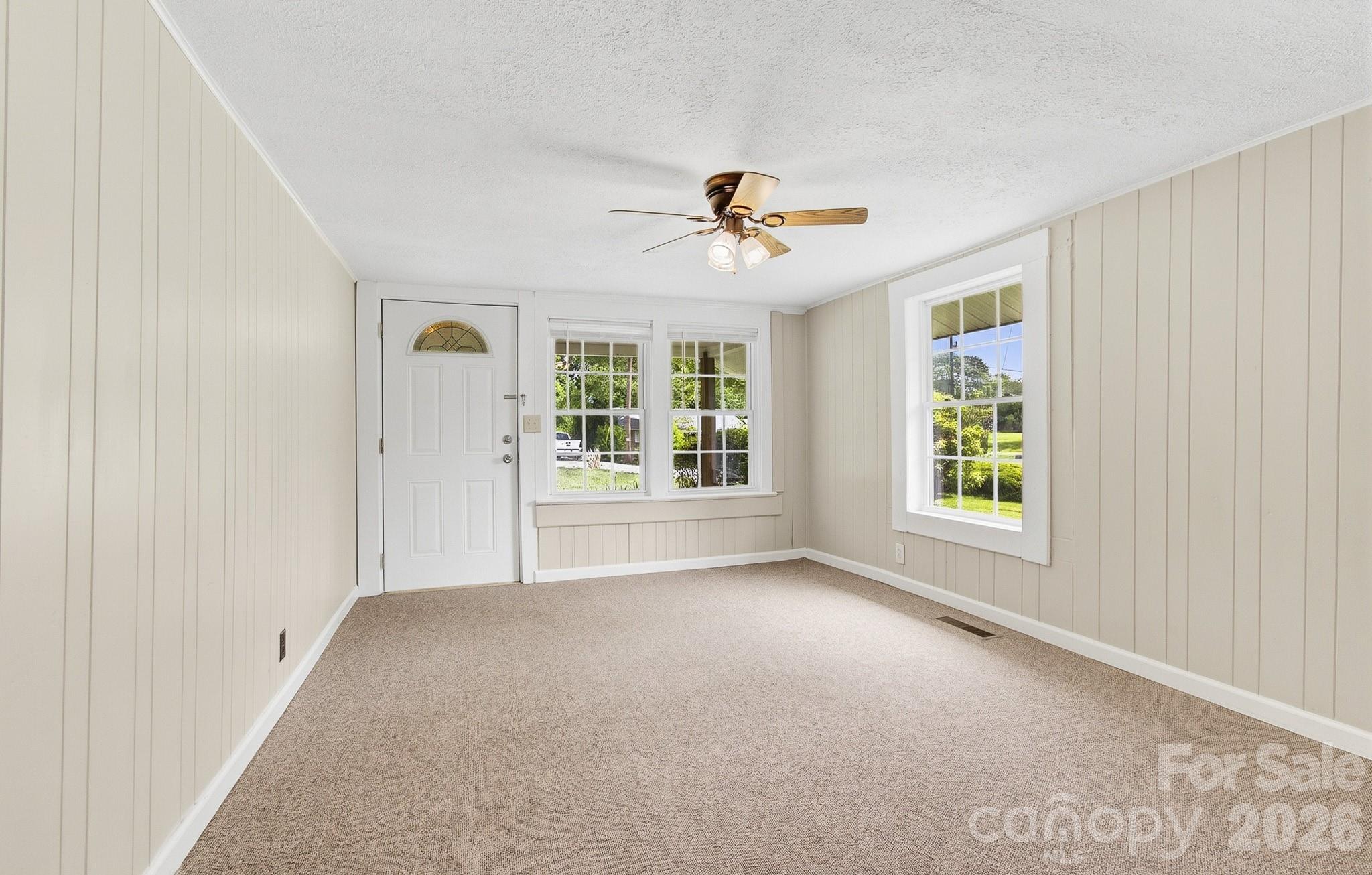 438 Loop Road — Hendersonville