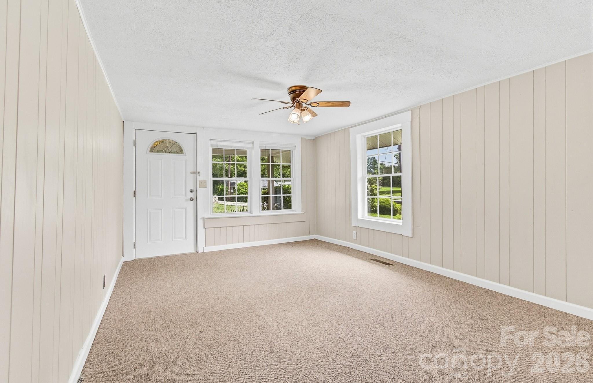 438 Loop Road — Hendersonville