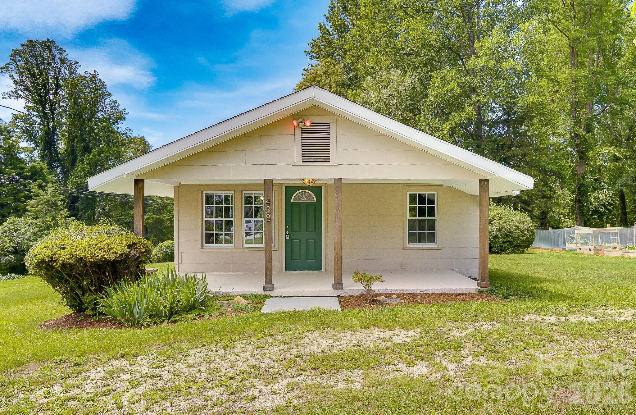 438 Loop Road — Hendersonville