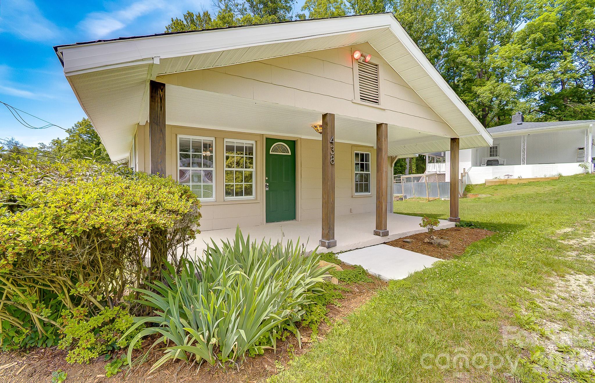 438 Loop Road — Hendersonville