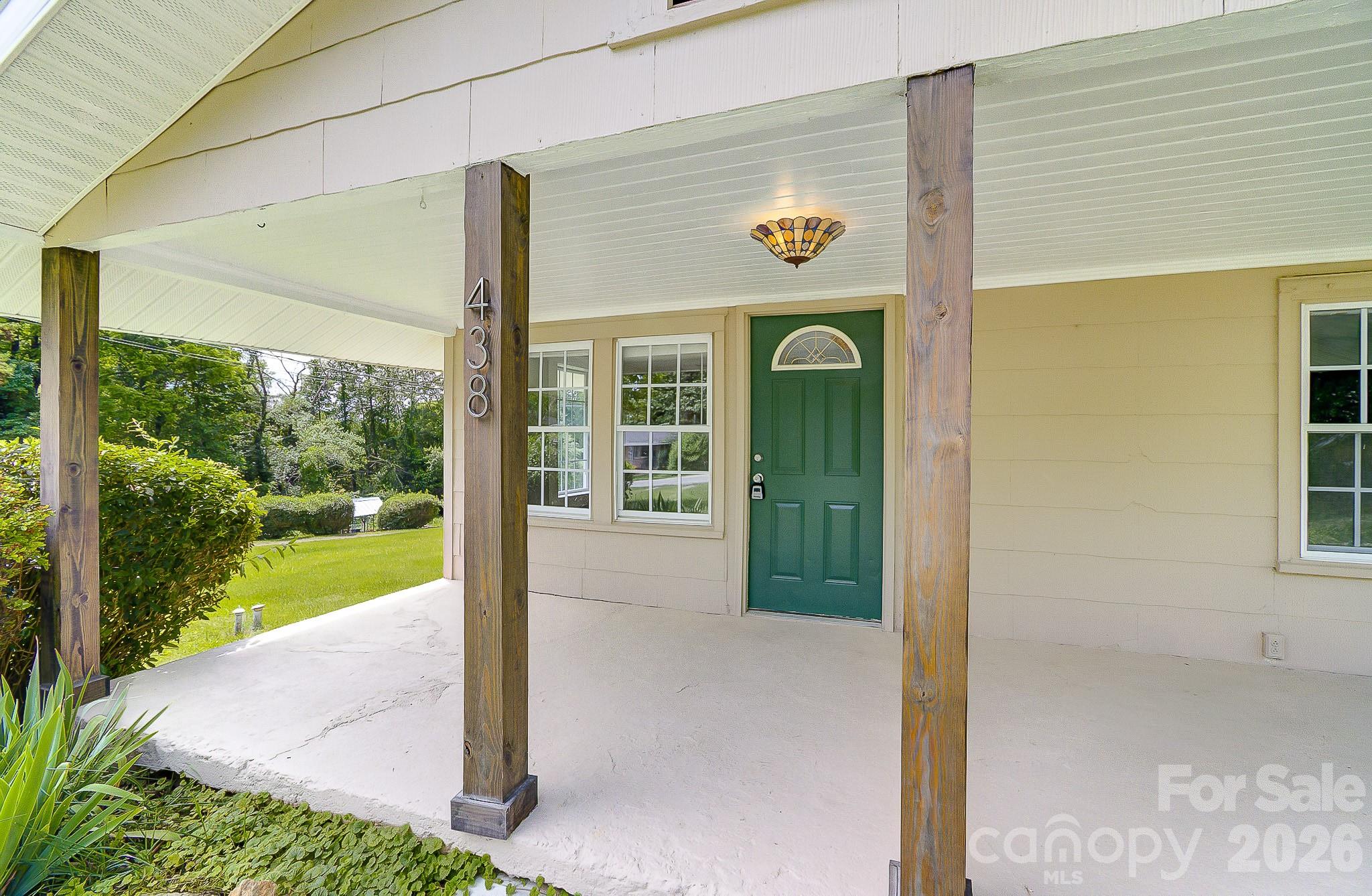 438 Loop Road — Hendersonville