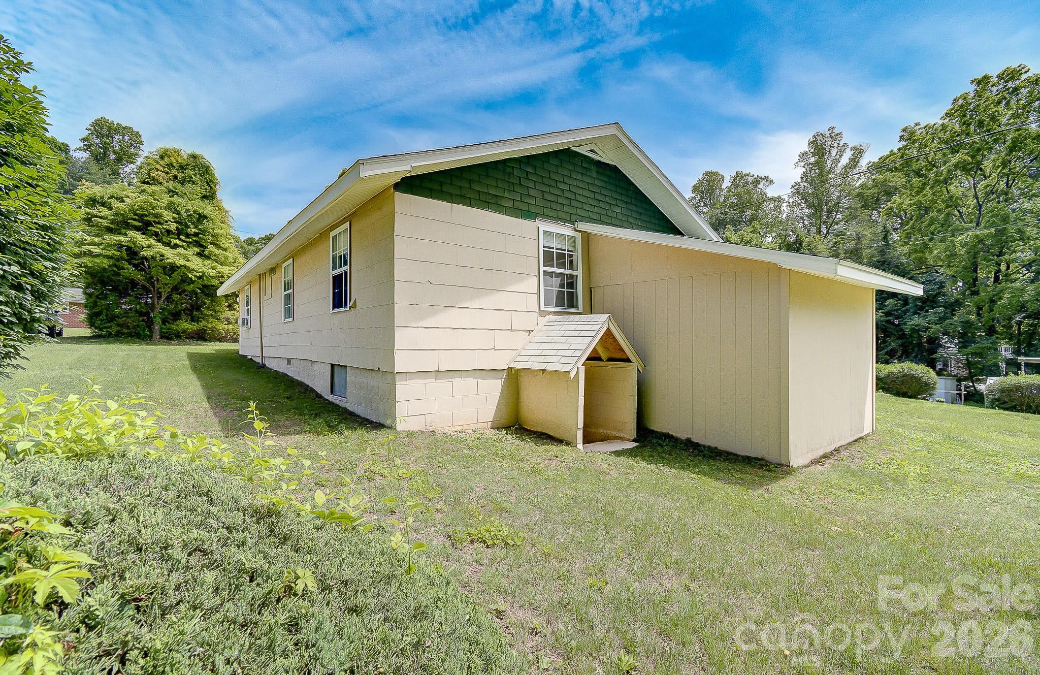438 Loop Road — Hendersonville