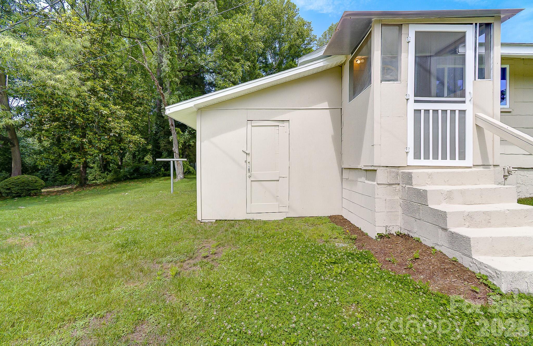 438 Loop Road — Hendersonville