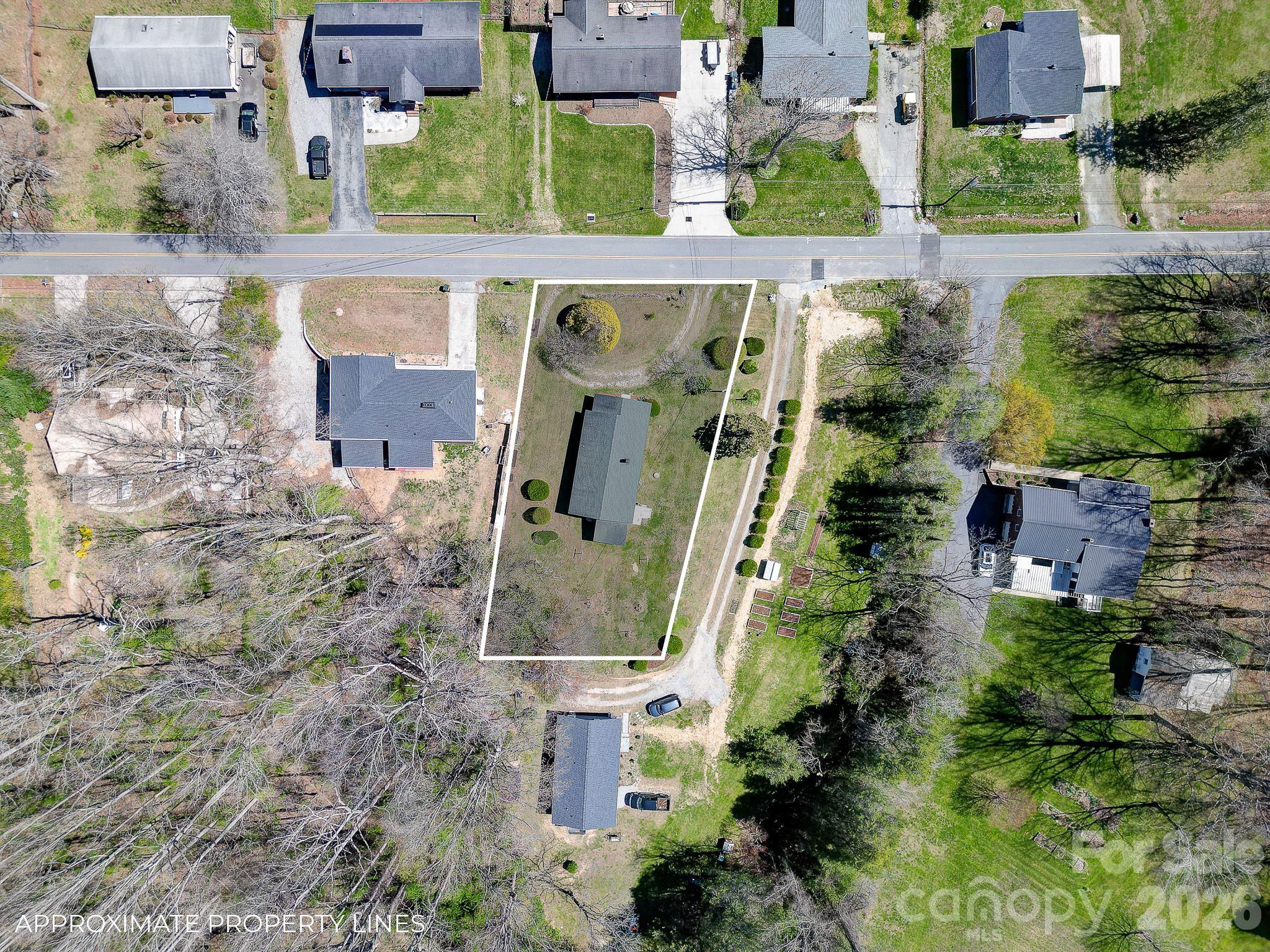 438 Loop Road — Hendersonville