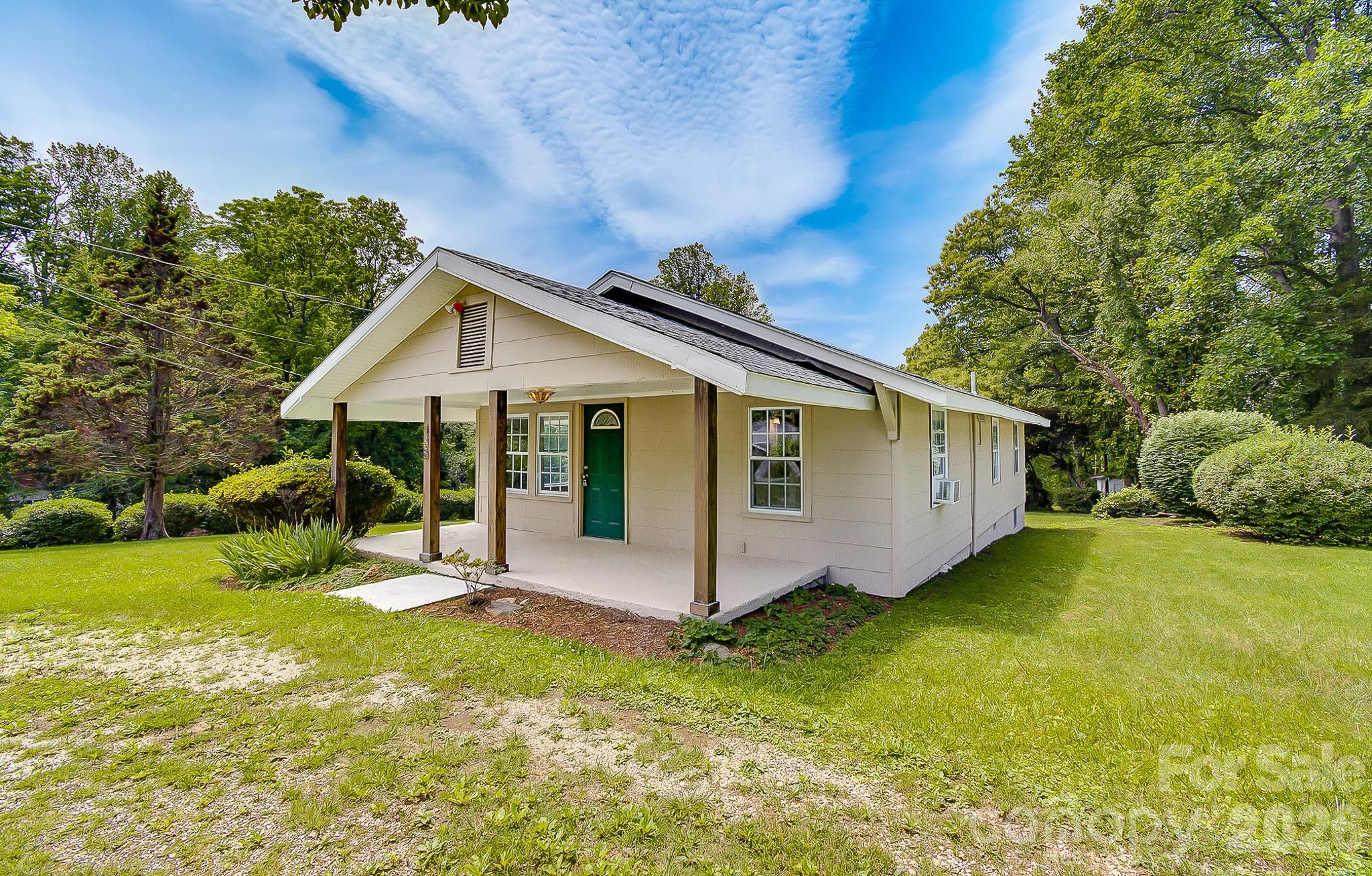438 Loop Road — Hendersonville