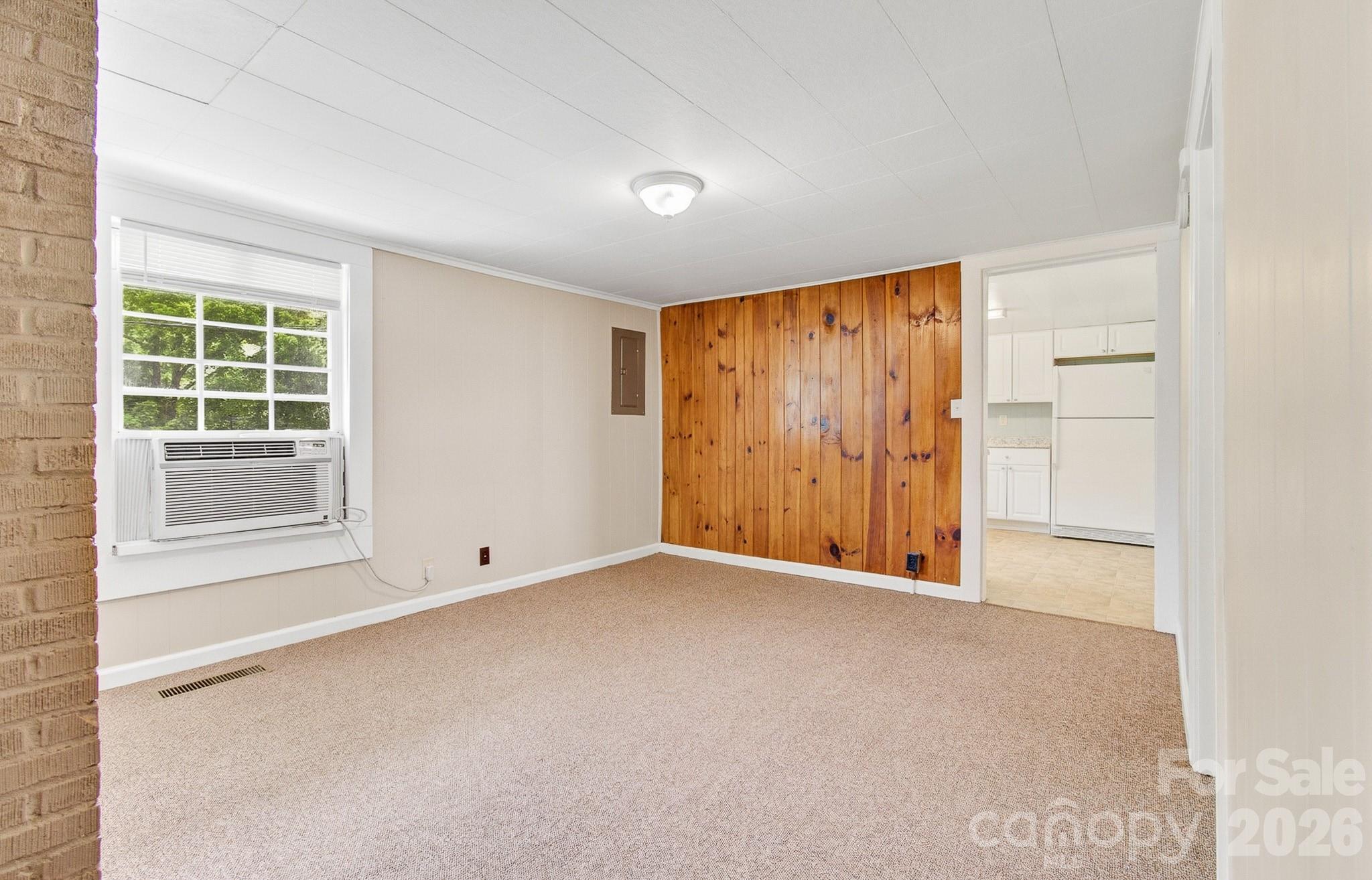 438 Loop Road — Hendersonville
