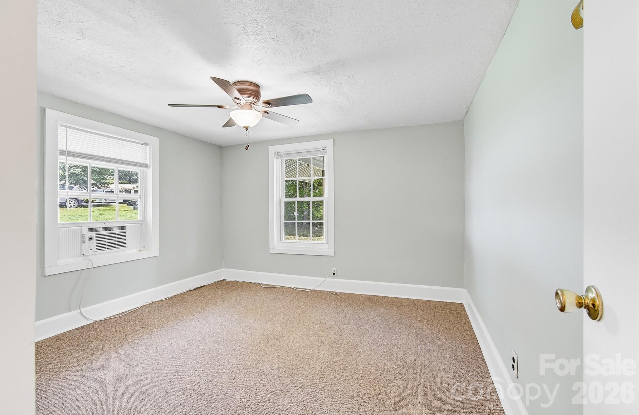 438 Loop Road — Hendersonville
