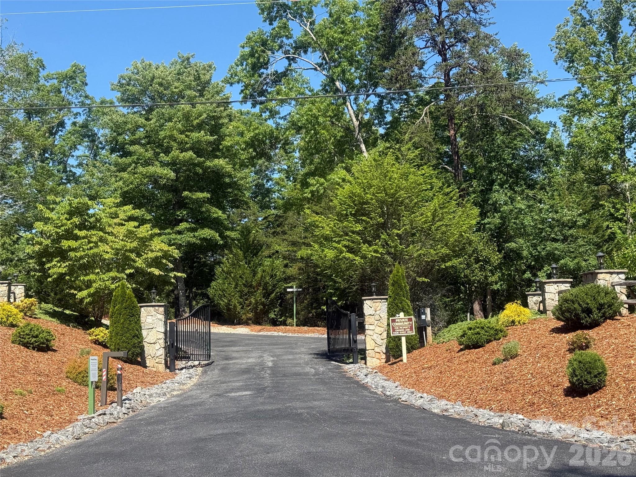 476 Double Eagle Drive — Nebo