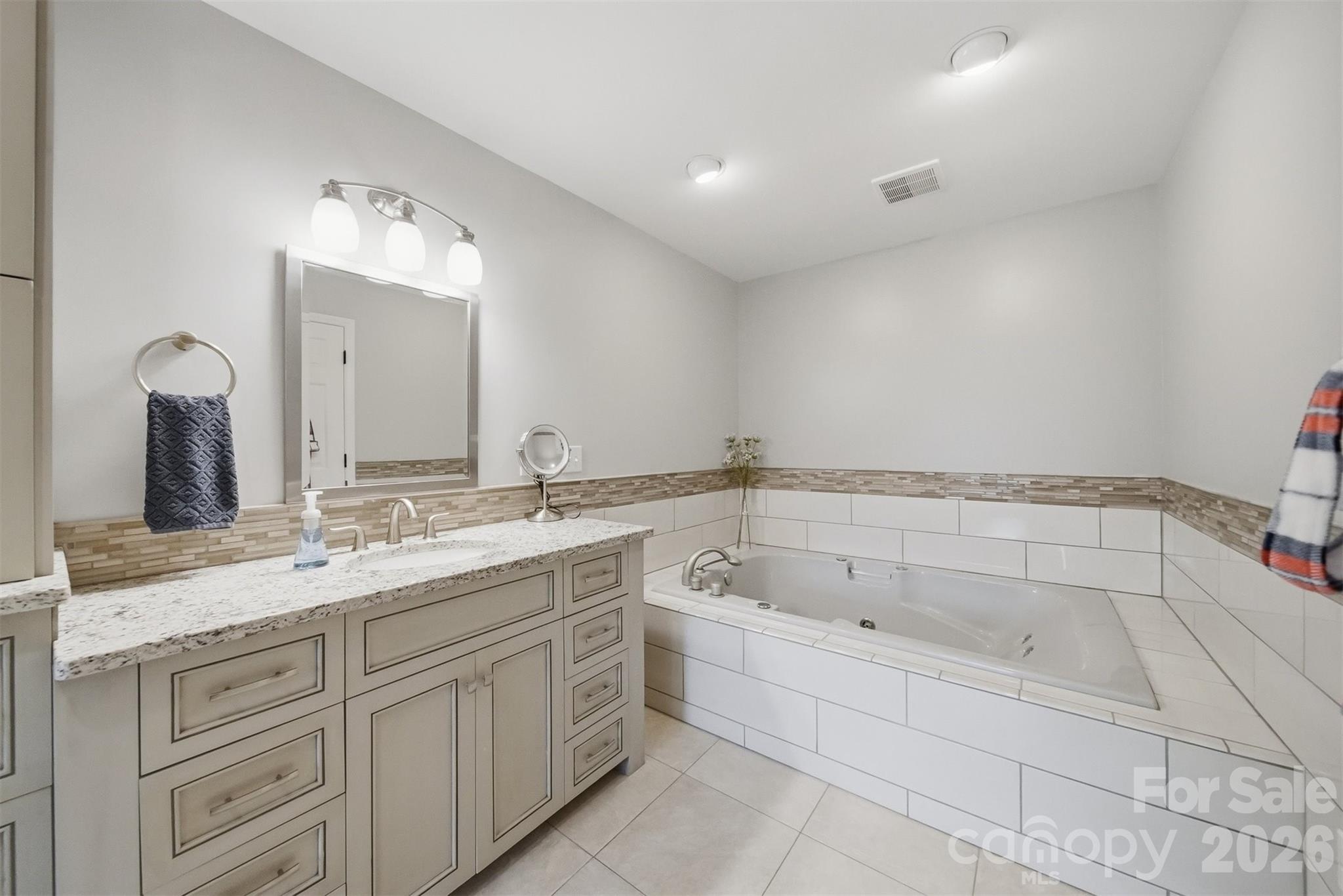 4624 9th Street NE — Hickory