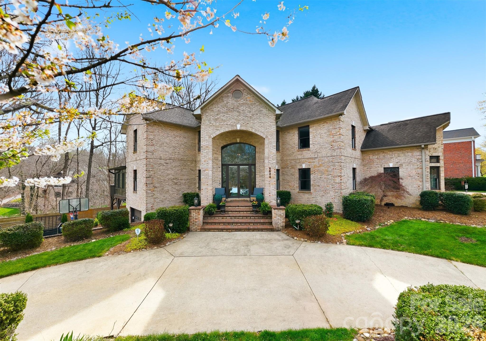 4624 9th Street NE — Hickory