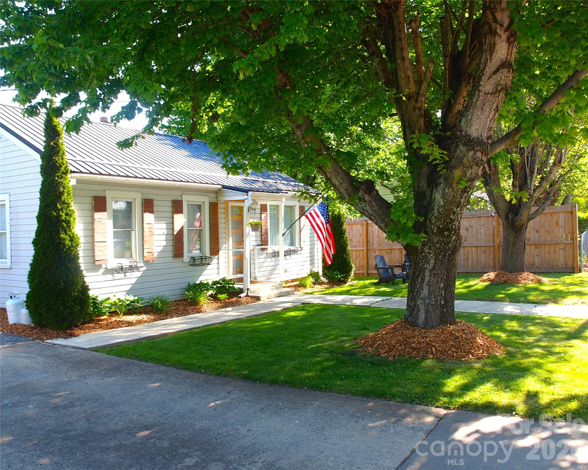 316 Hazelwood Avenue — Waynesville