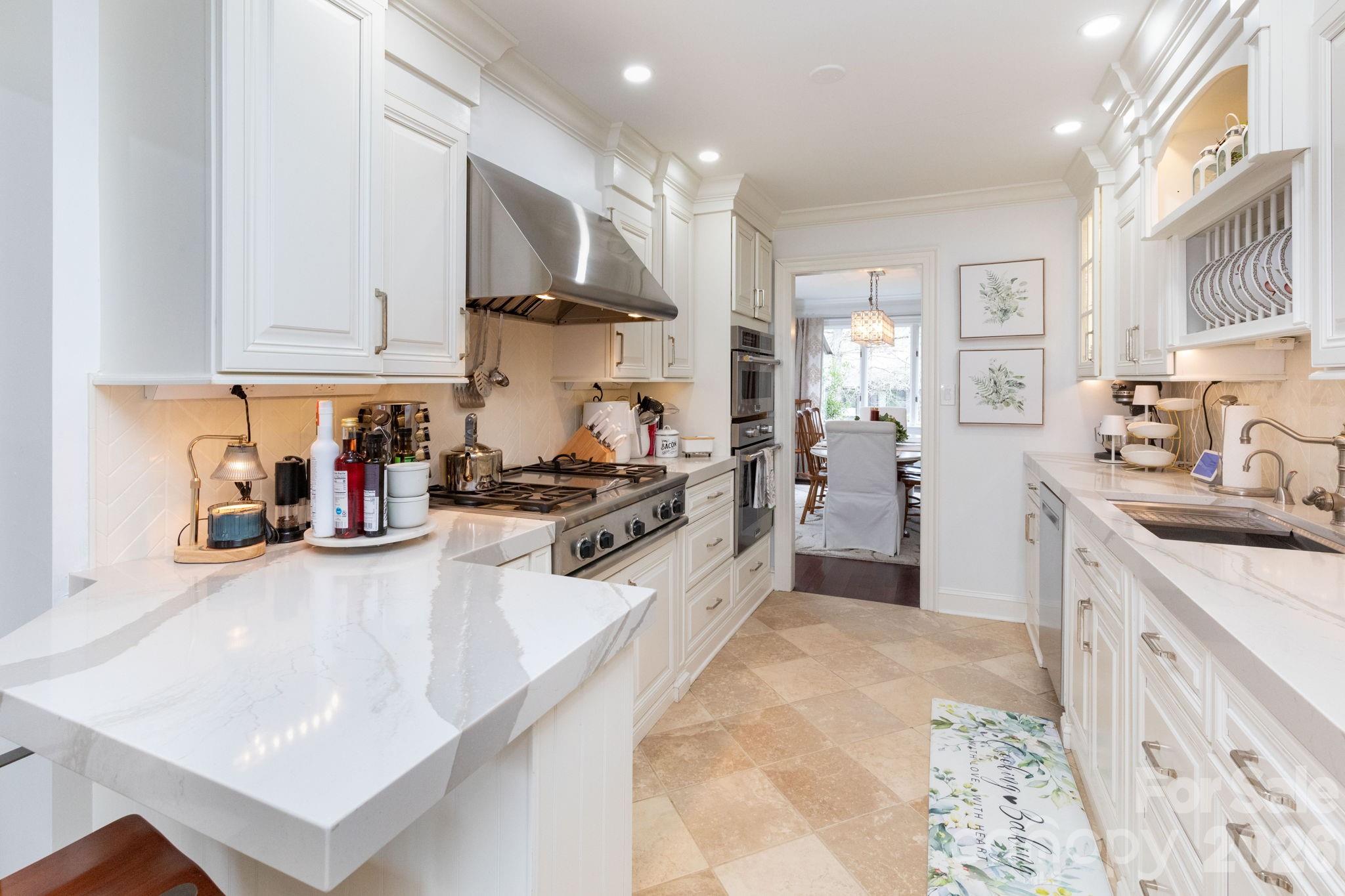 515 Crowfields Lane — Asheville
