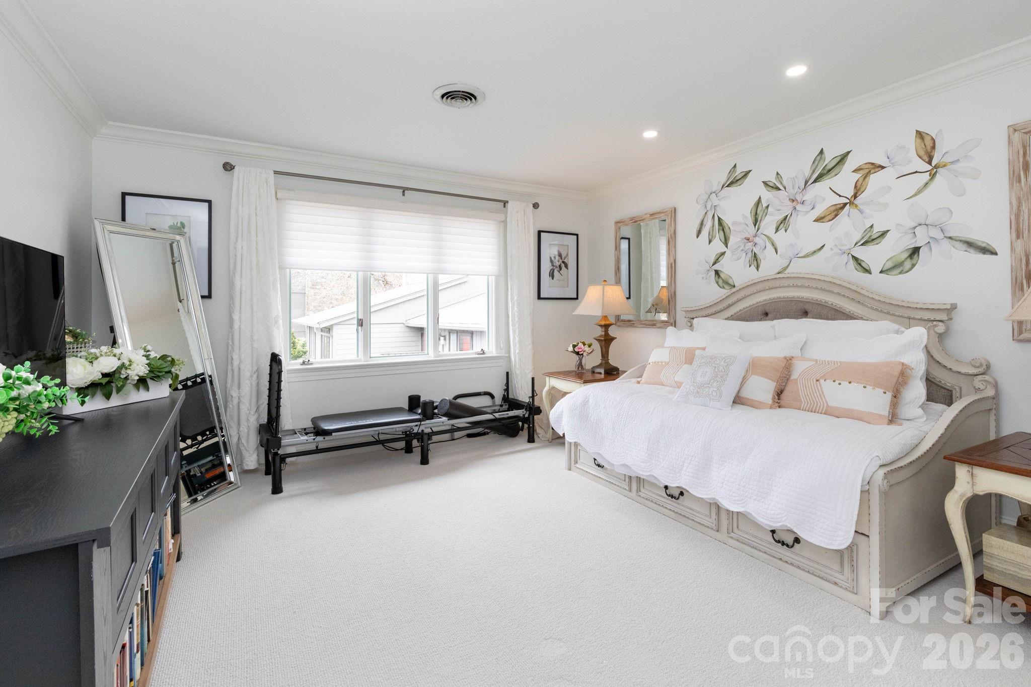 515 Crowfields Lane — Asheville