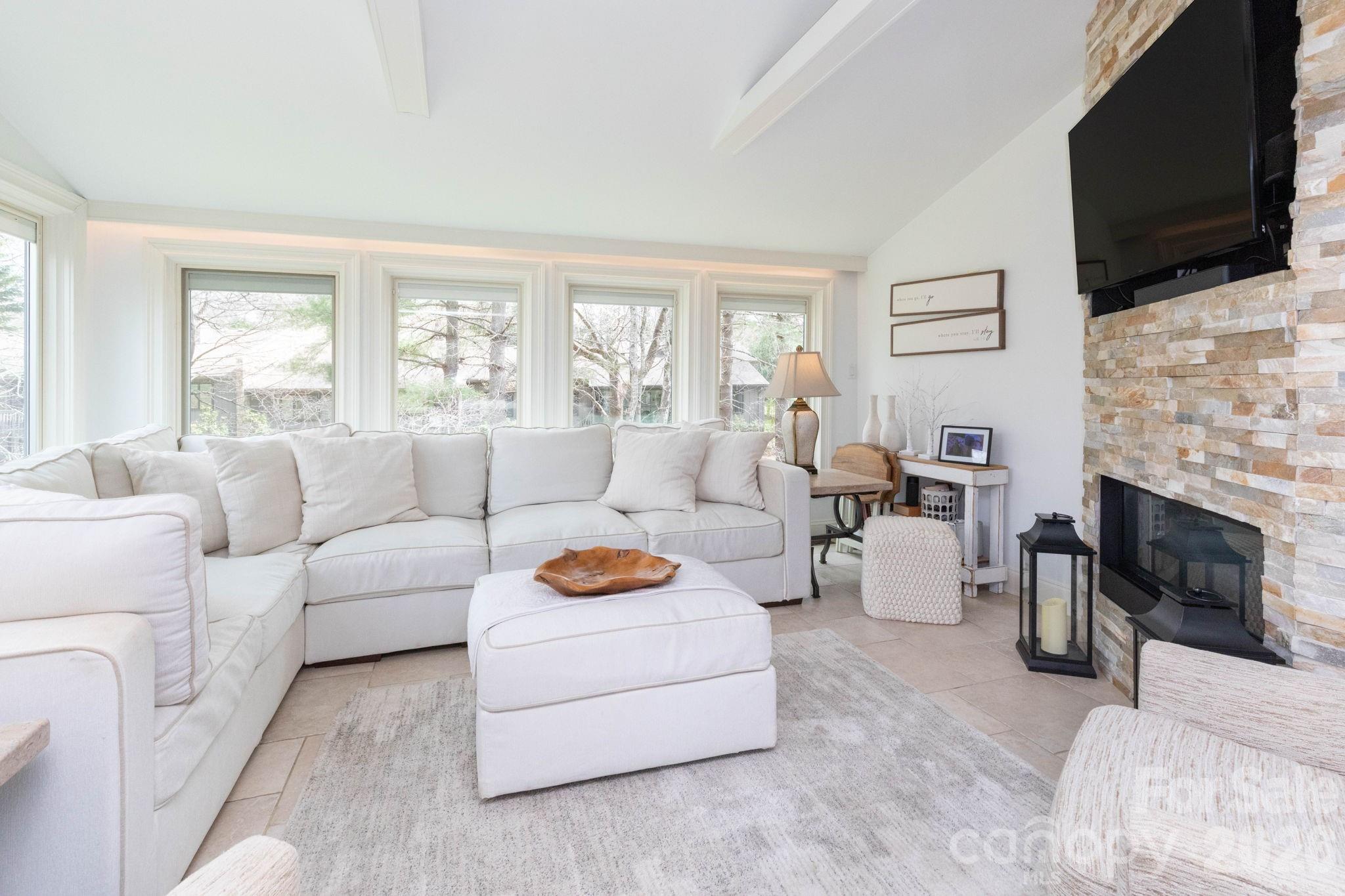 515 Crowfields Lane — Asheville