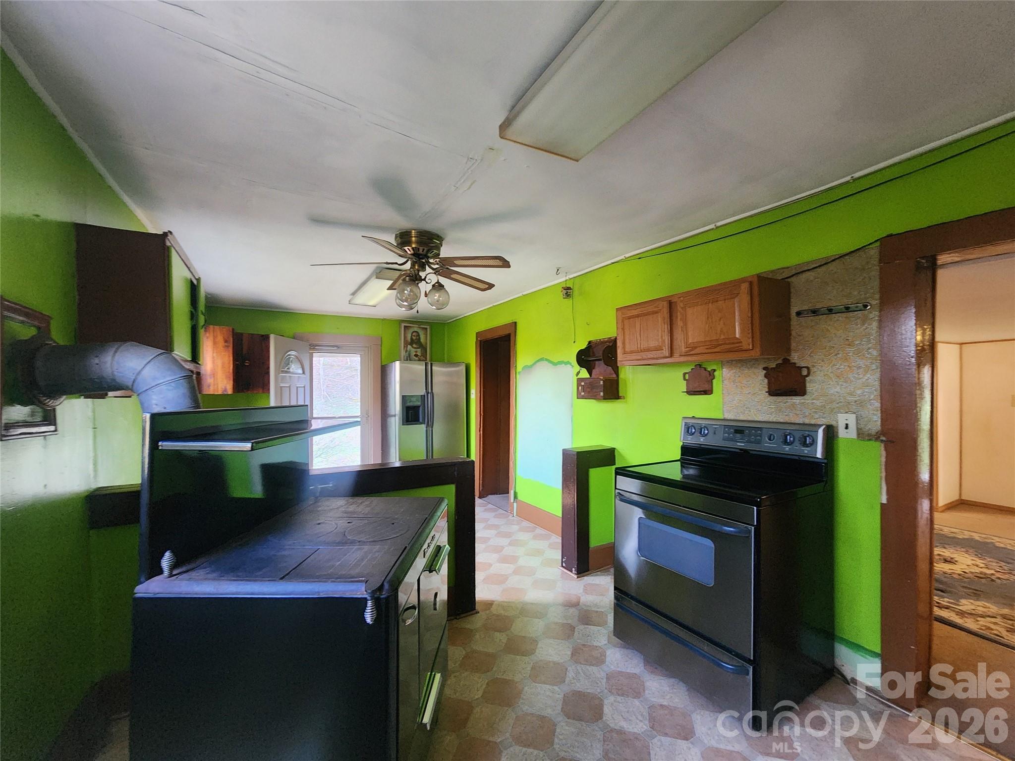 1025 Chandler Cove Road — Marshall