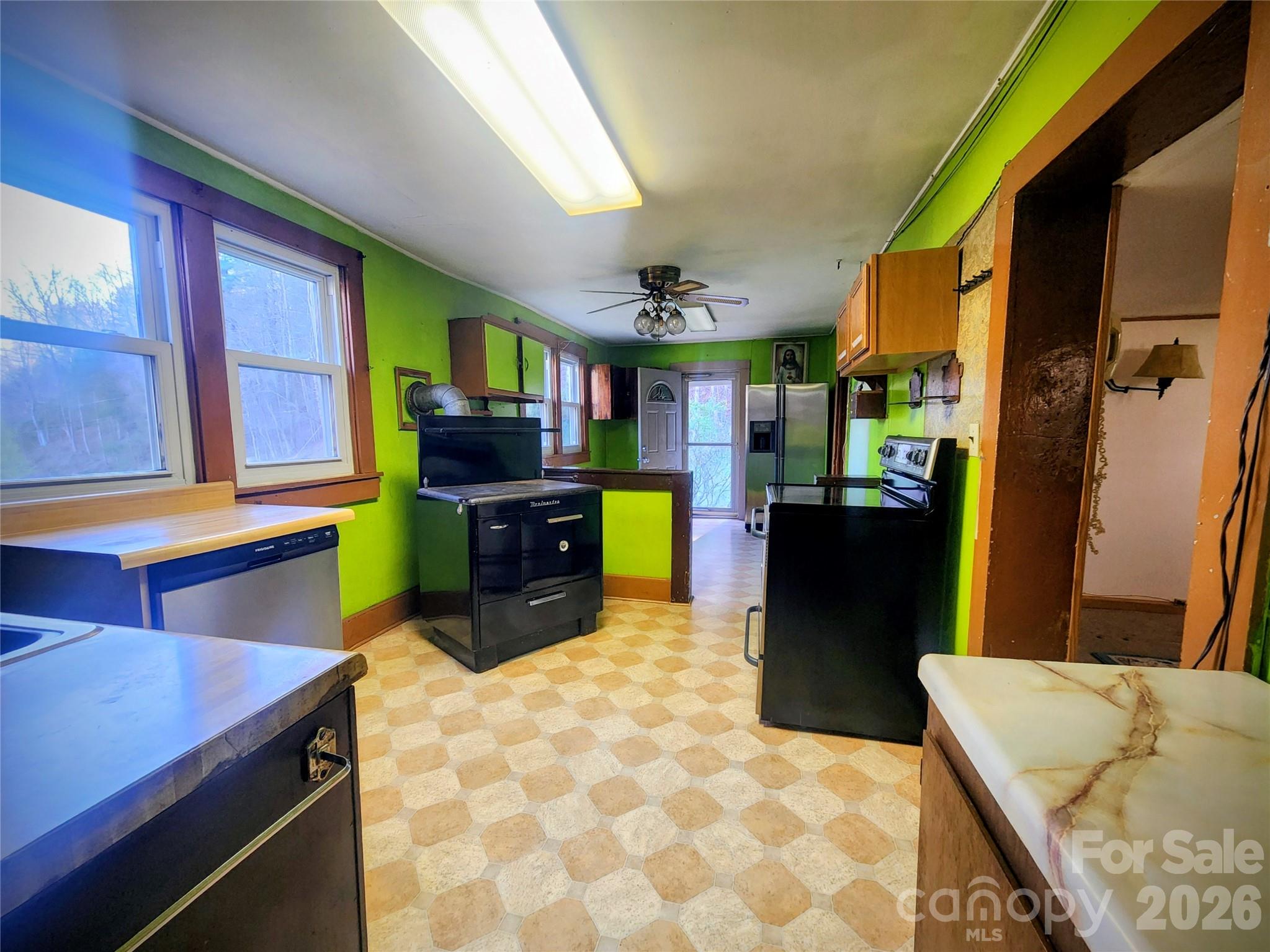 1025 Chandler Cove Road — Marshall