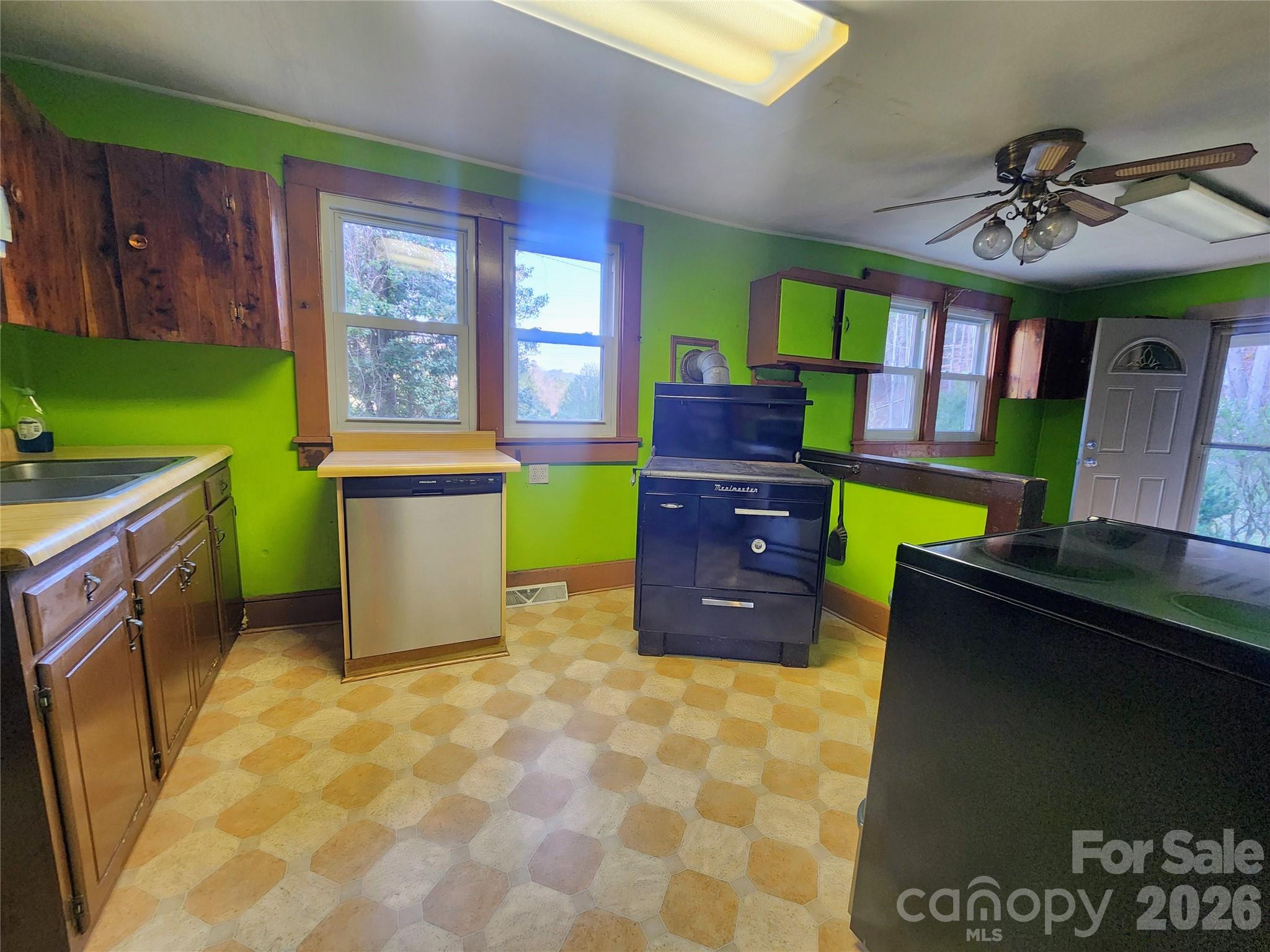 1025 Chandler Cove Road — Marshall