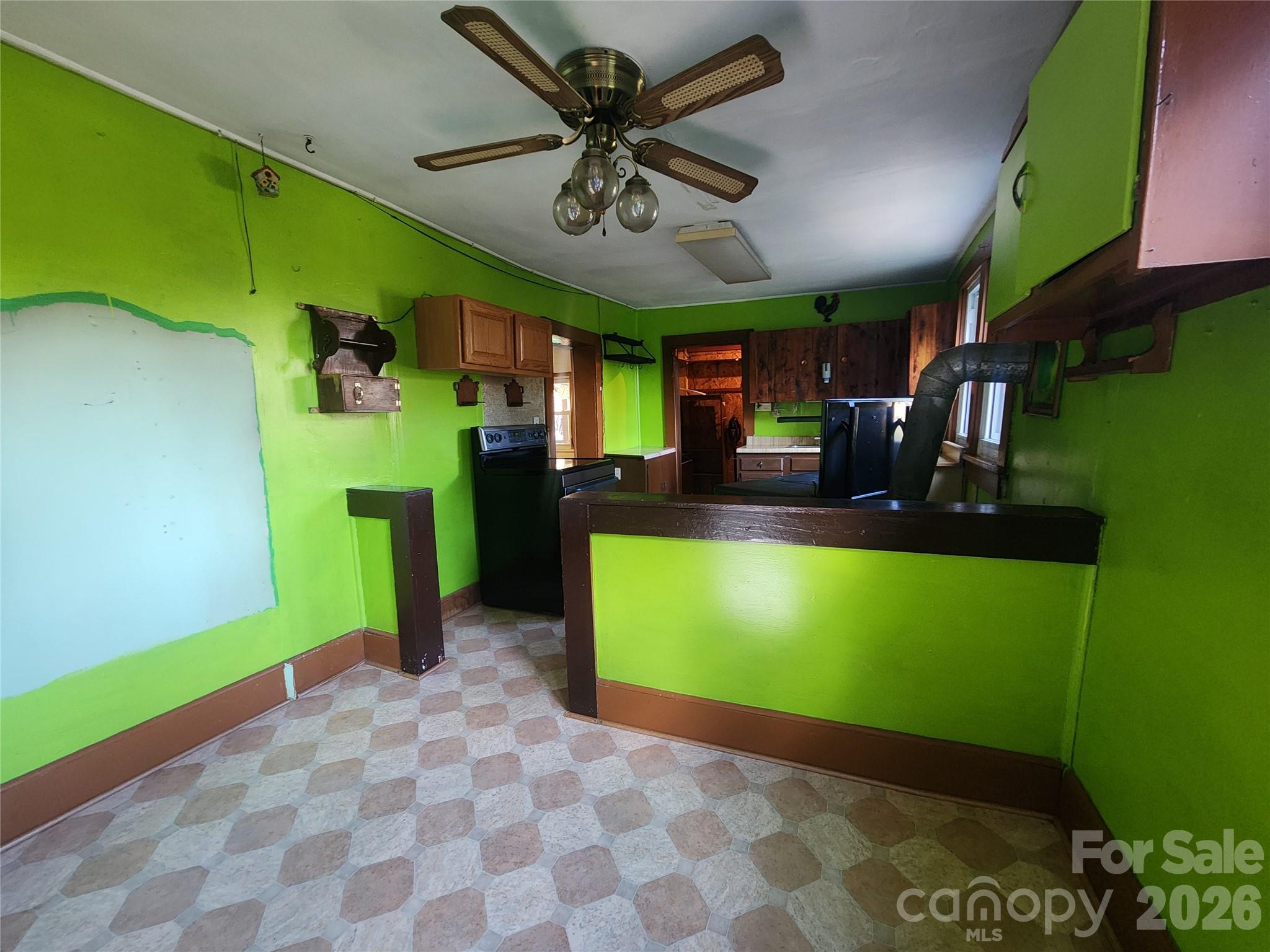 1025 Chandler Cove Road — Marshall