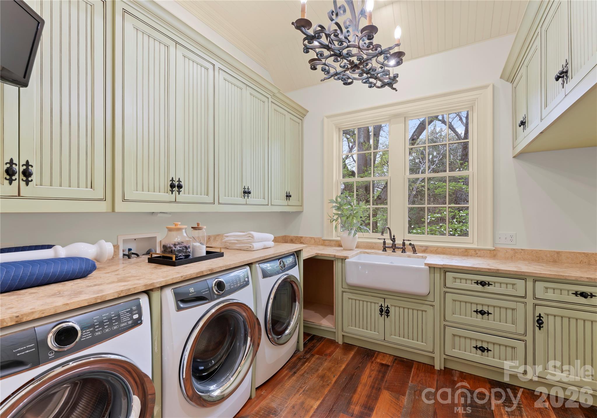 5520 Sharon View Road — Charlotte