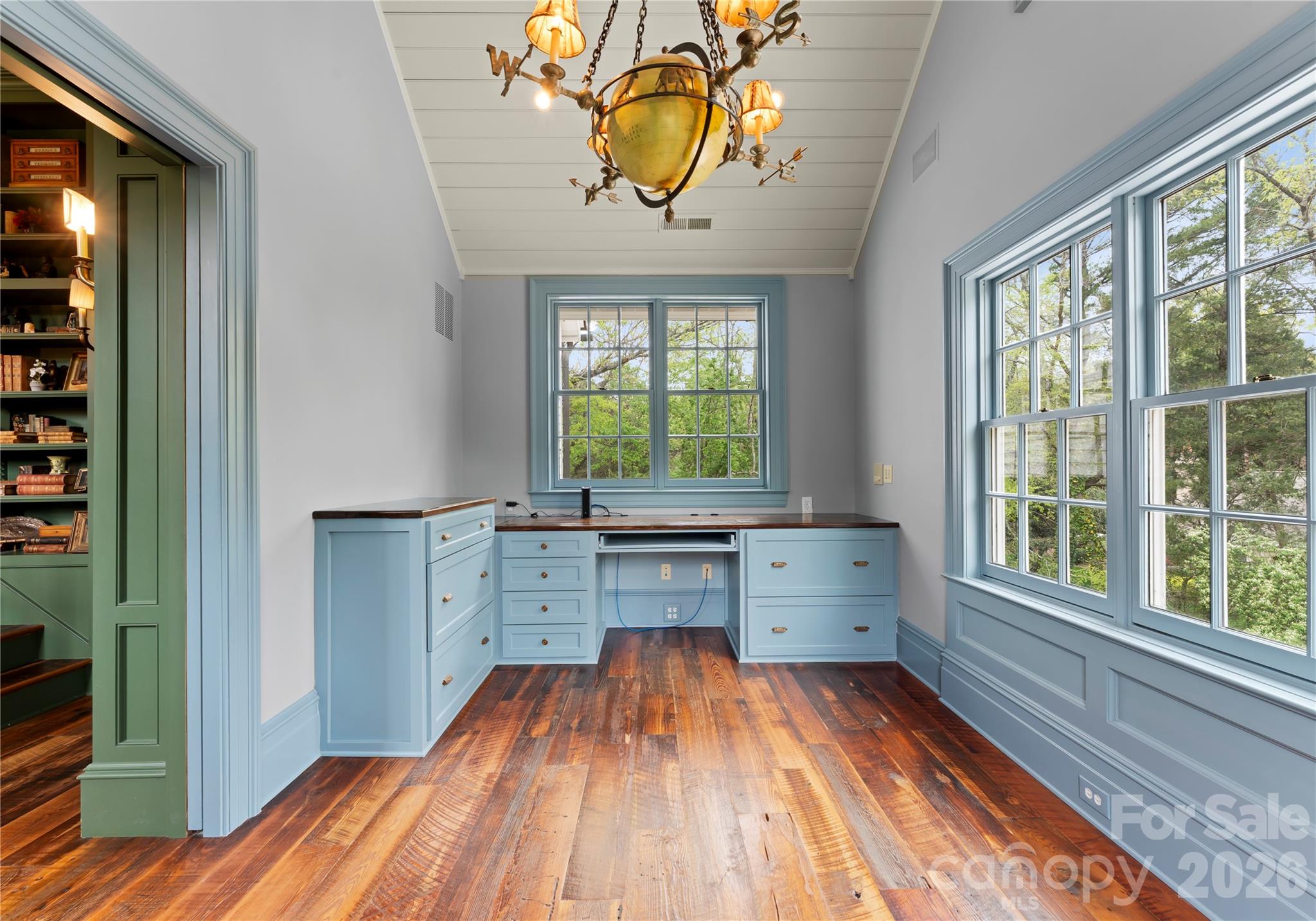 5520 Sharon View Road — Charlotte