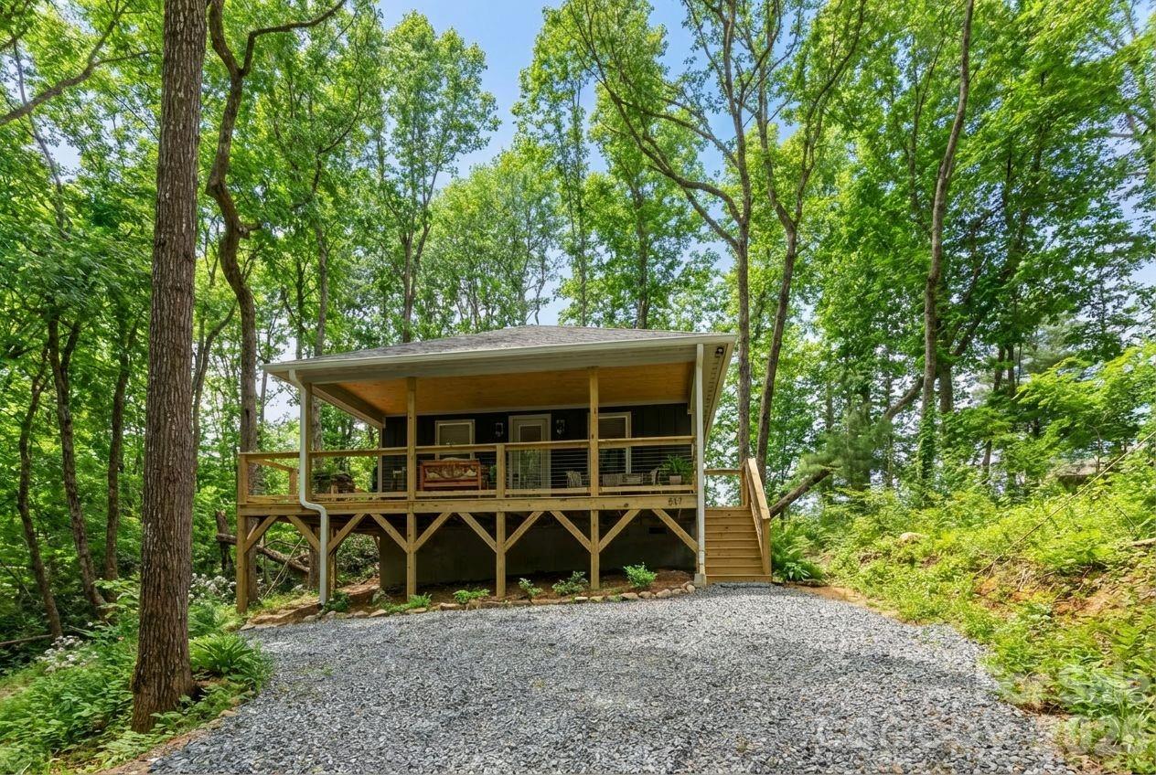 137 E Arbutus Trail — Hendersonville