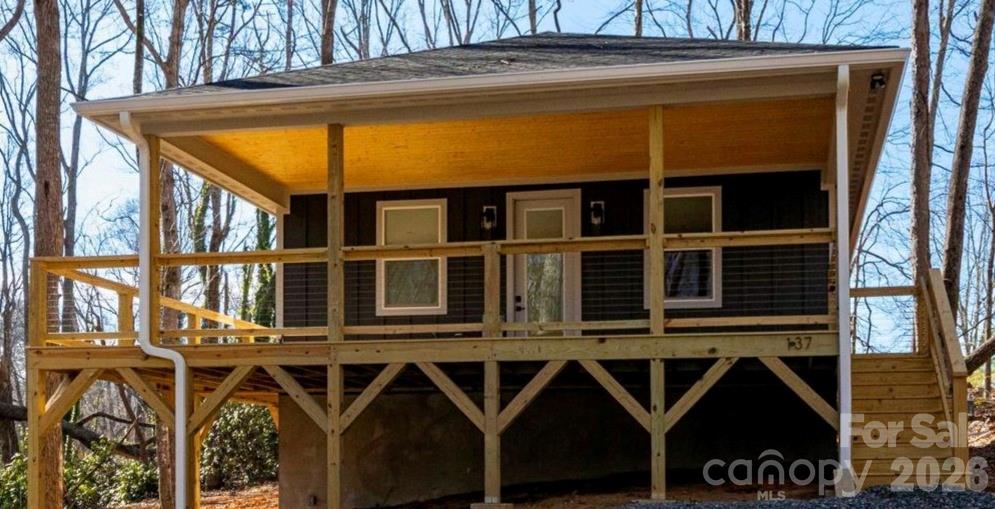 137 E Arbutus Trail — Hendersonville