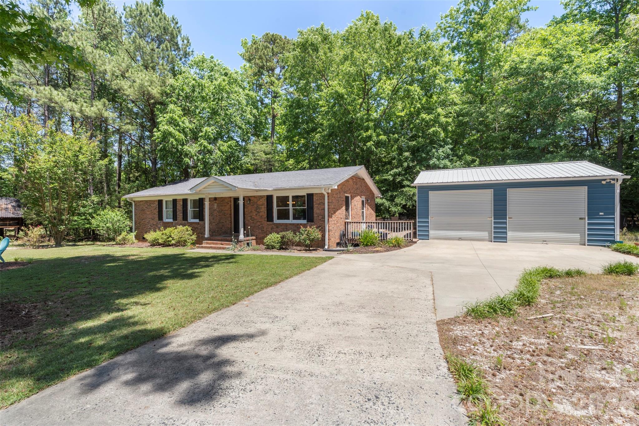1122 Pine Knot Court — Clover