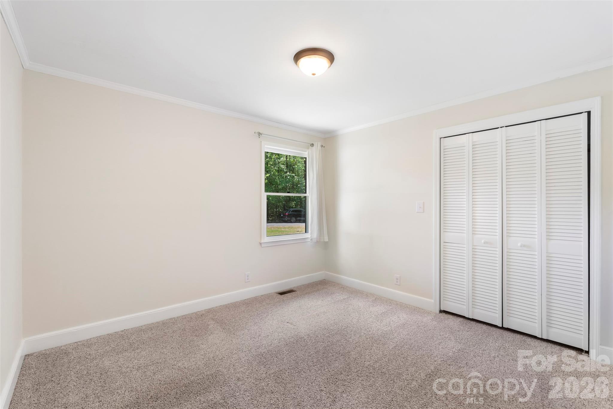 1122 Pine Knot Court — Clover