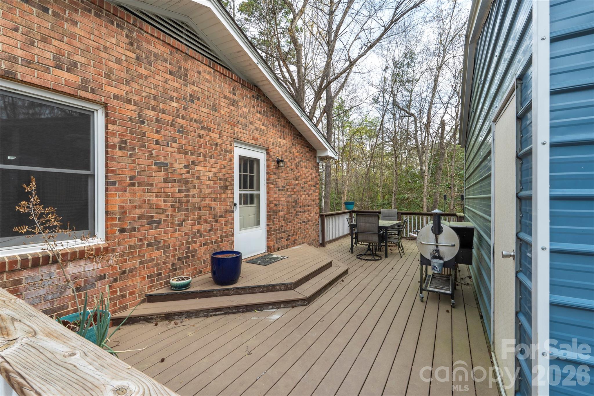 1122 Pine Knot Court — Clover