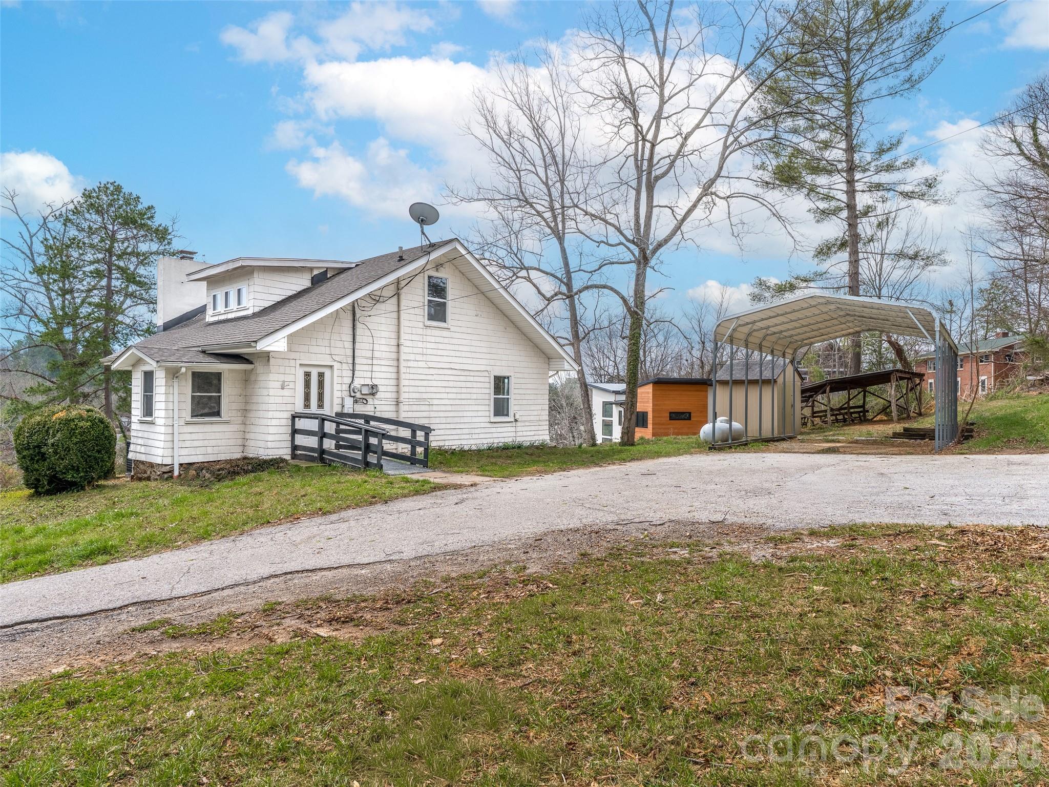 15 Woodbine Road — Asheville