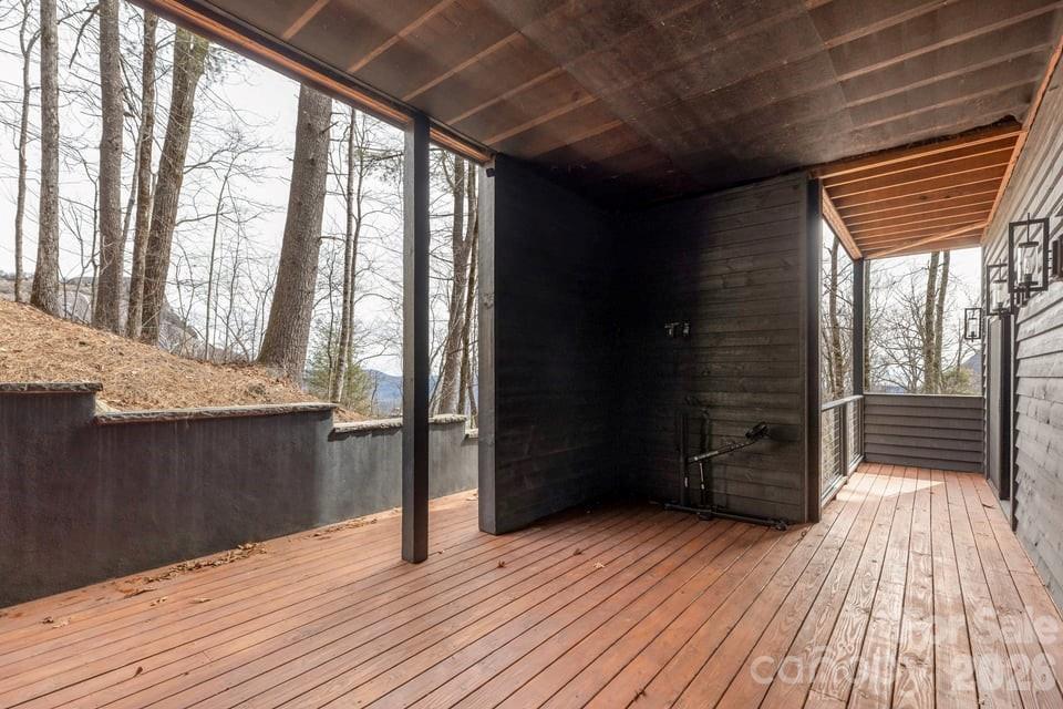 692 Lost Trail — Highlands