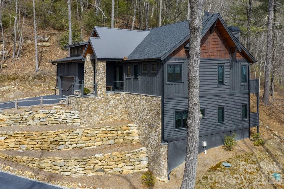 692 Lost Trail — Highlands