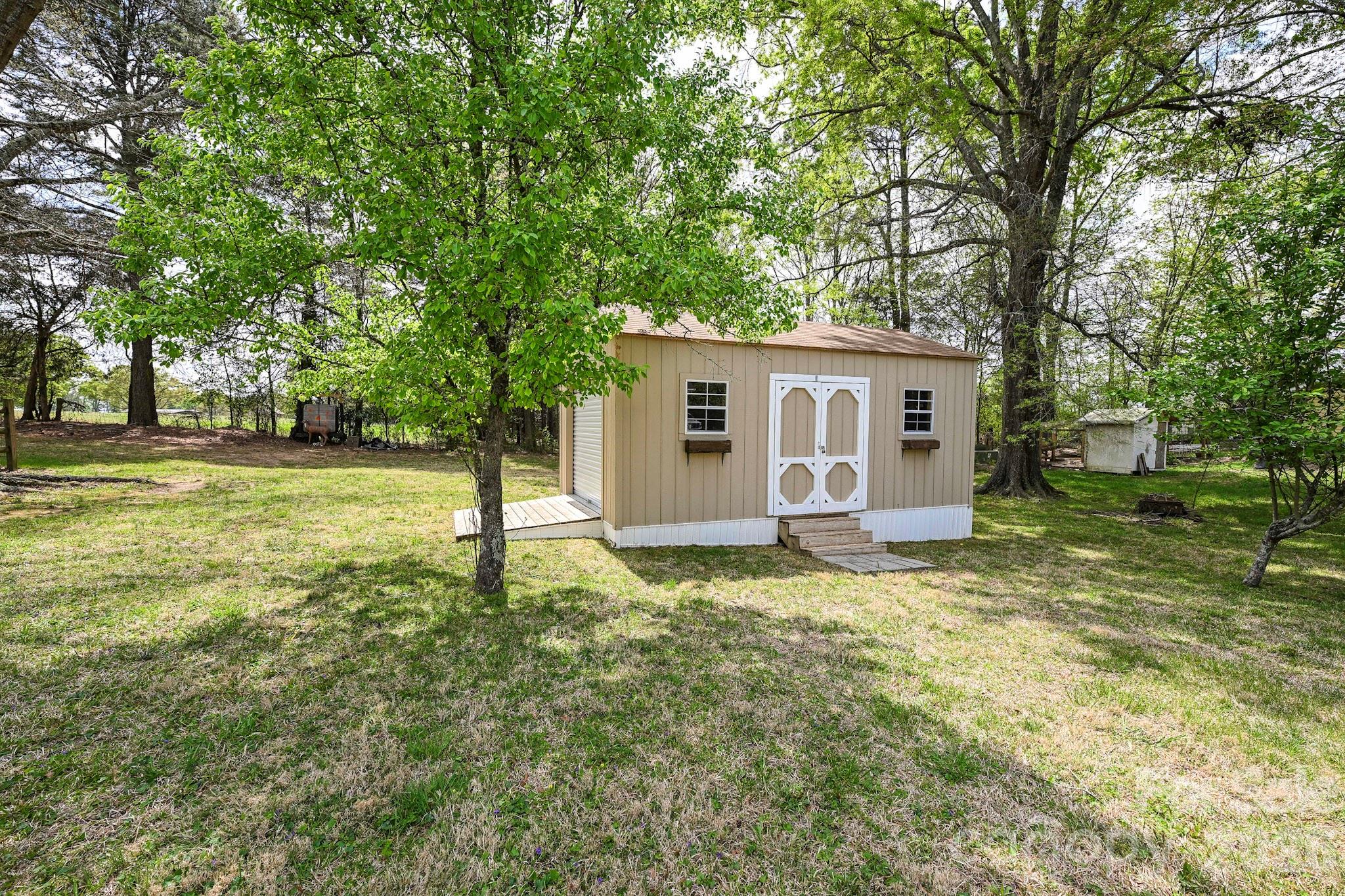 105 Woodland Lane — Monroe