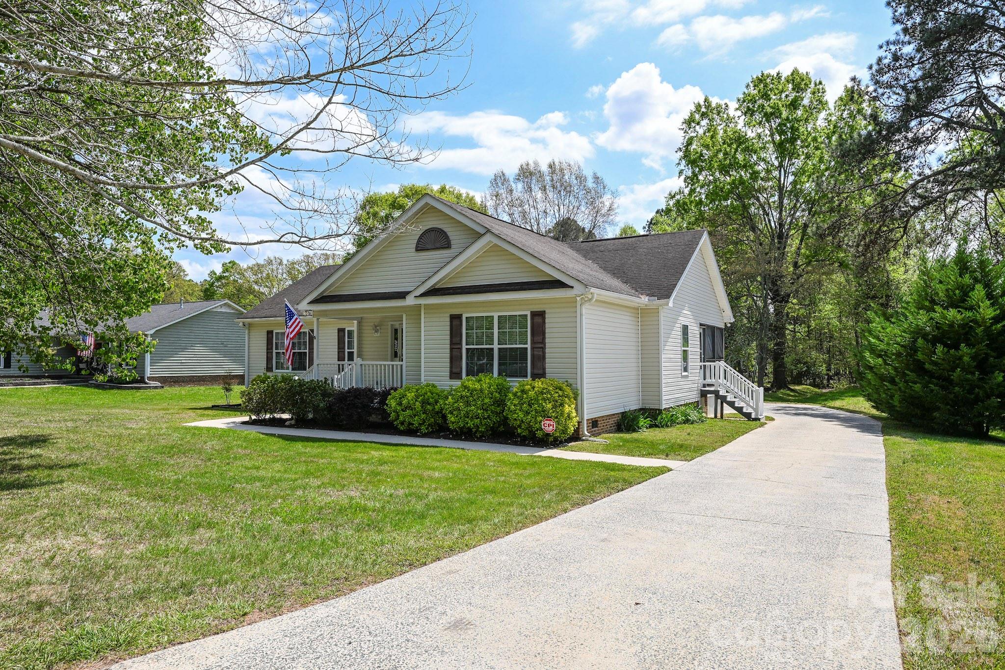 105 Woodland Lane — Monroe