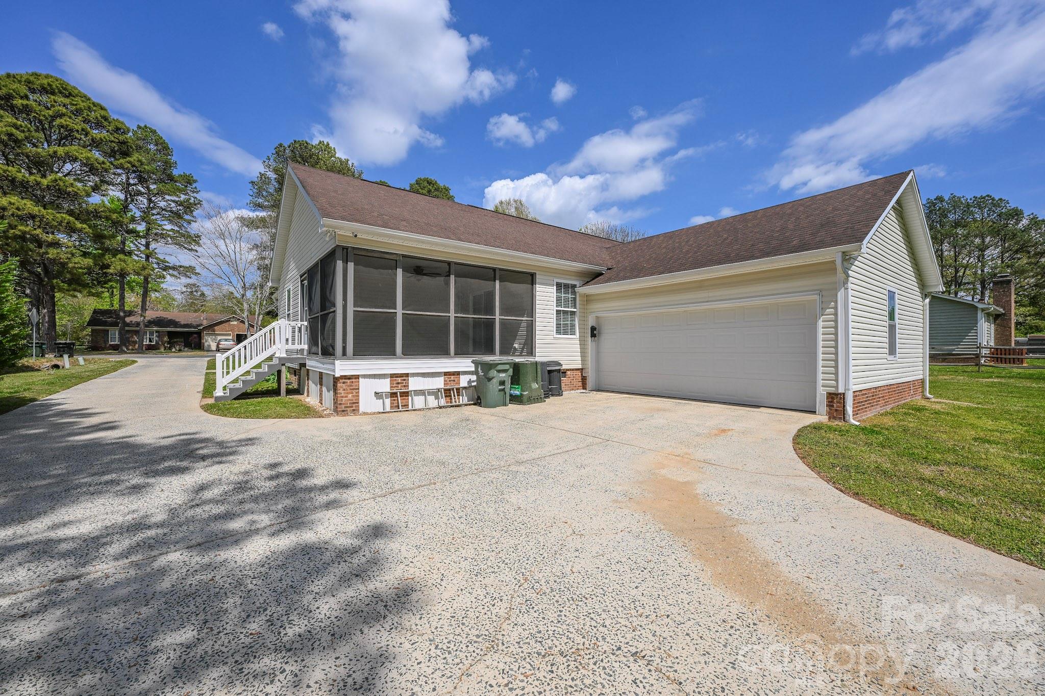 105 Woodland Lane — Monroe