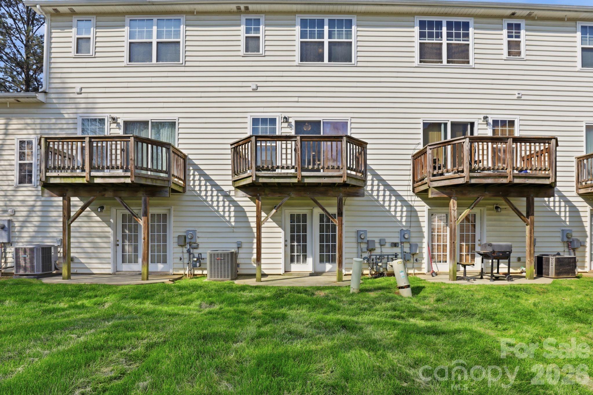 2814 Avalon Loop Road — Charlotte