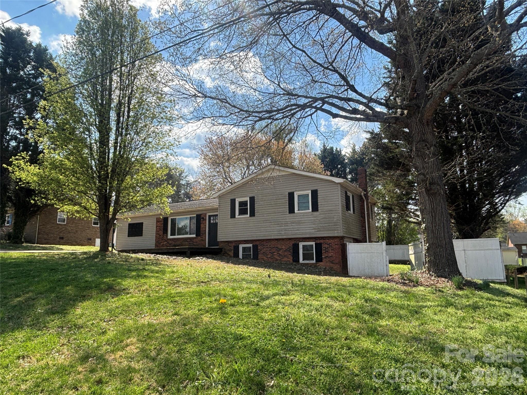 2618 32nd Avenue NE — Hickory