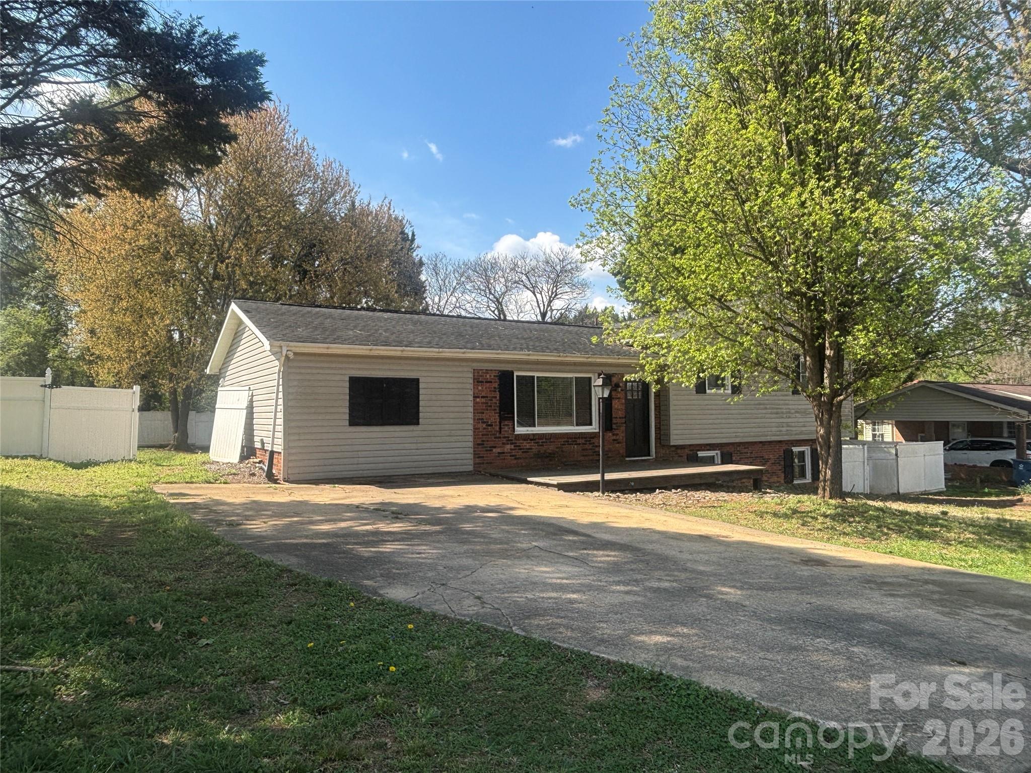 2618 32nd Avenue NE — Hickory