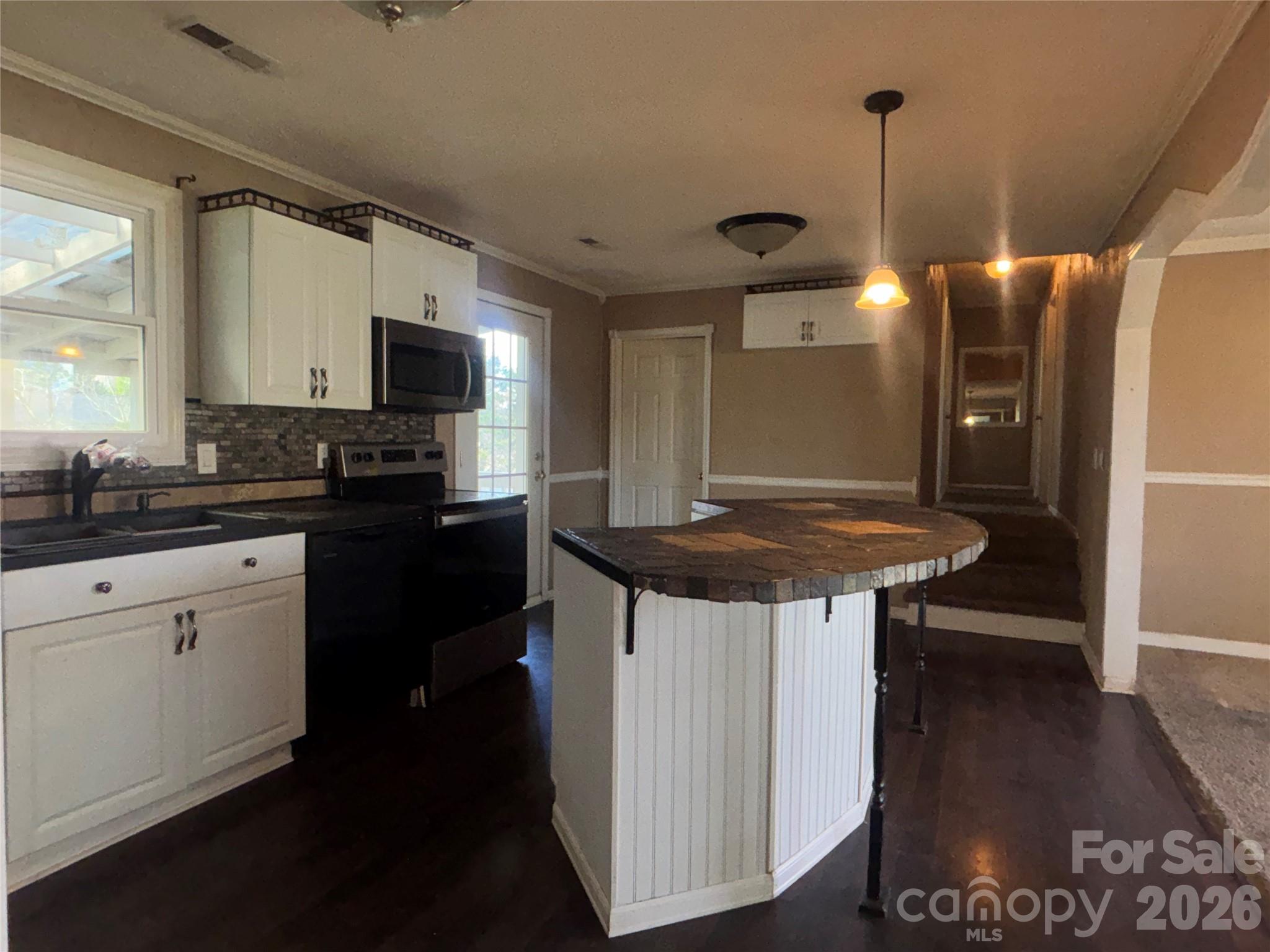 2618 32nd Avenue NE — Hickory