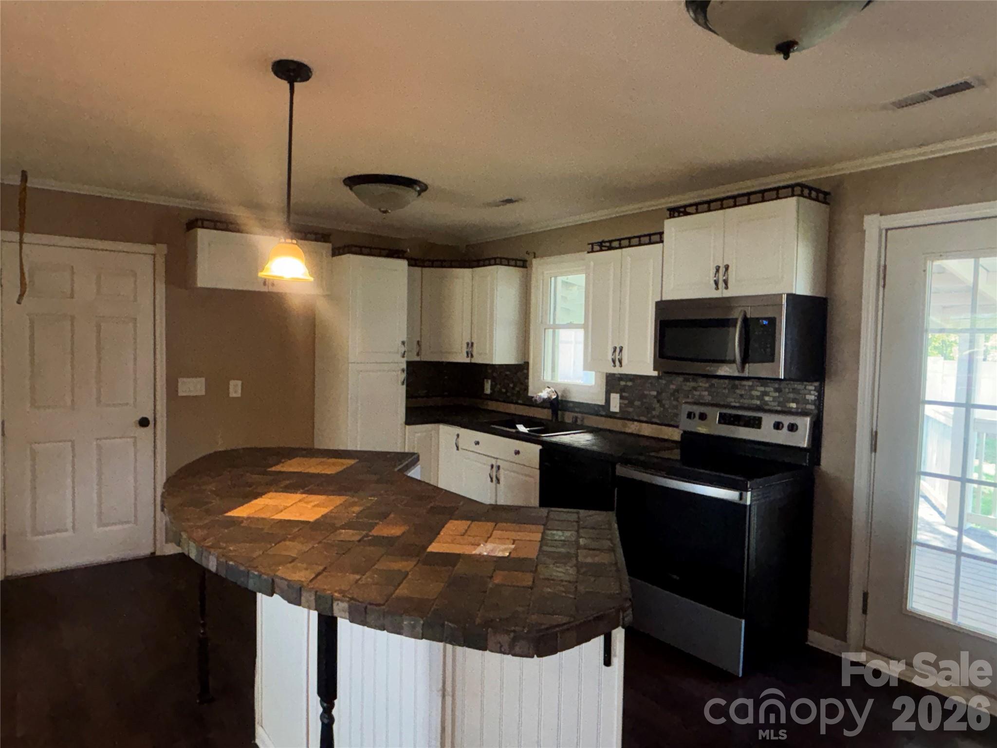 2618 32nd Avenue NE — Hickory