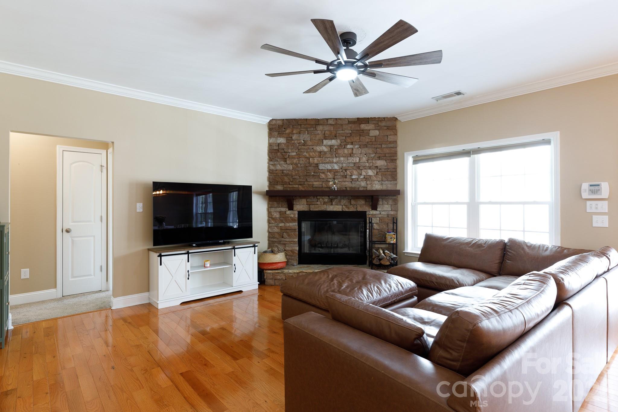 1108 King Road — York
