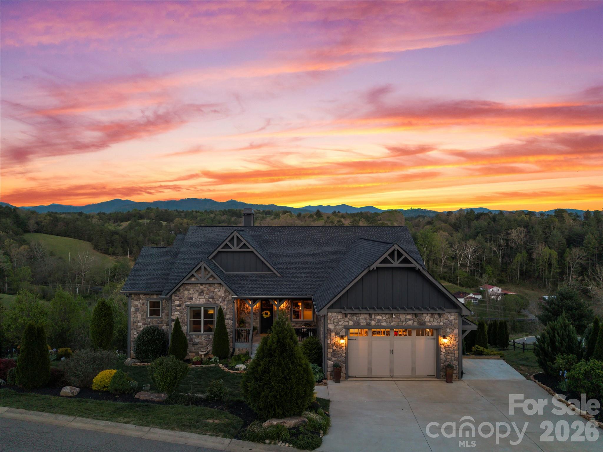 28 Gracie Lane — Weaverville