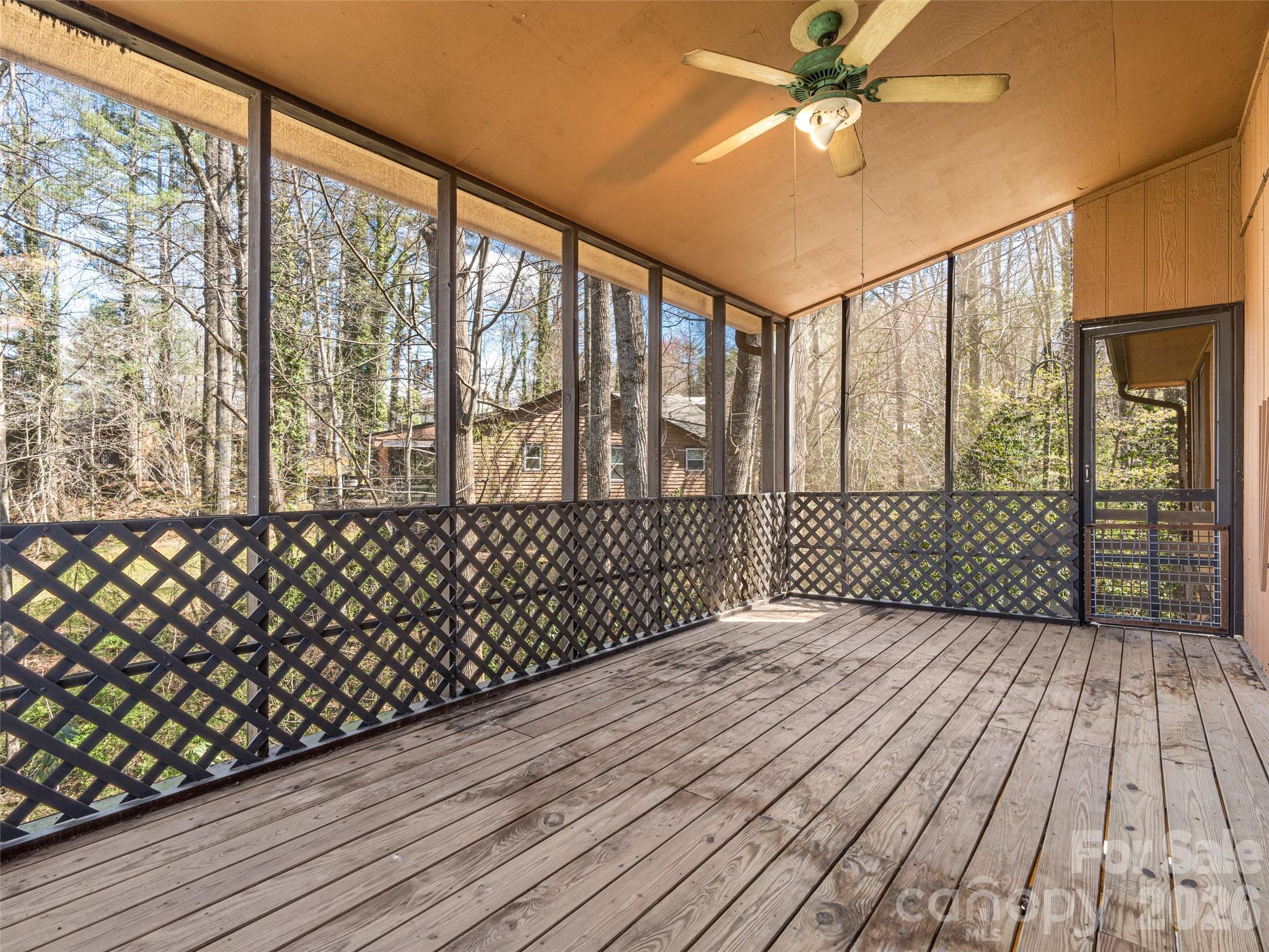 86 View De Lake Drive — Etowah