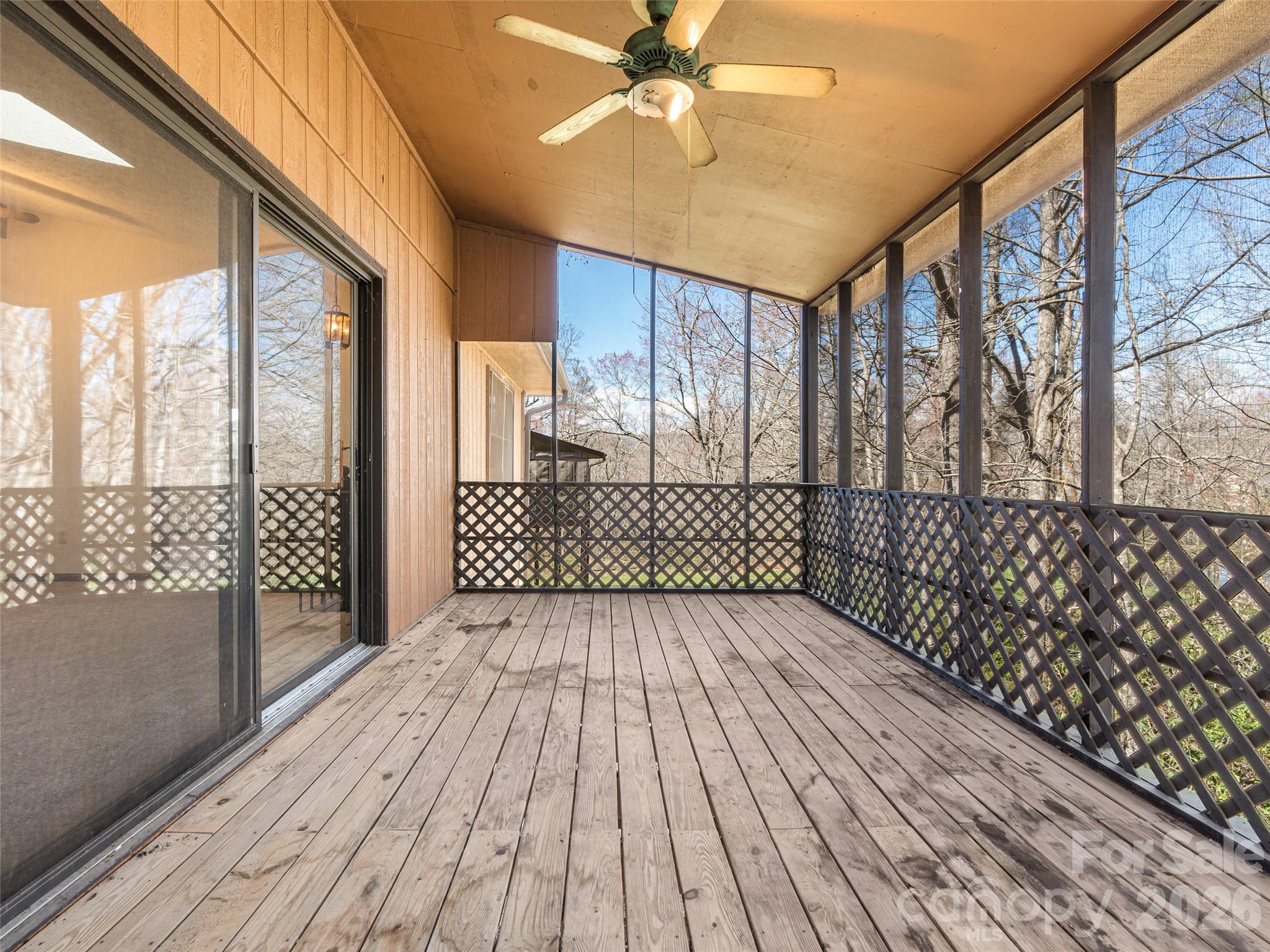 86 View De Lake Drive — Etowah