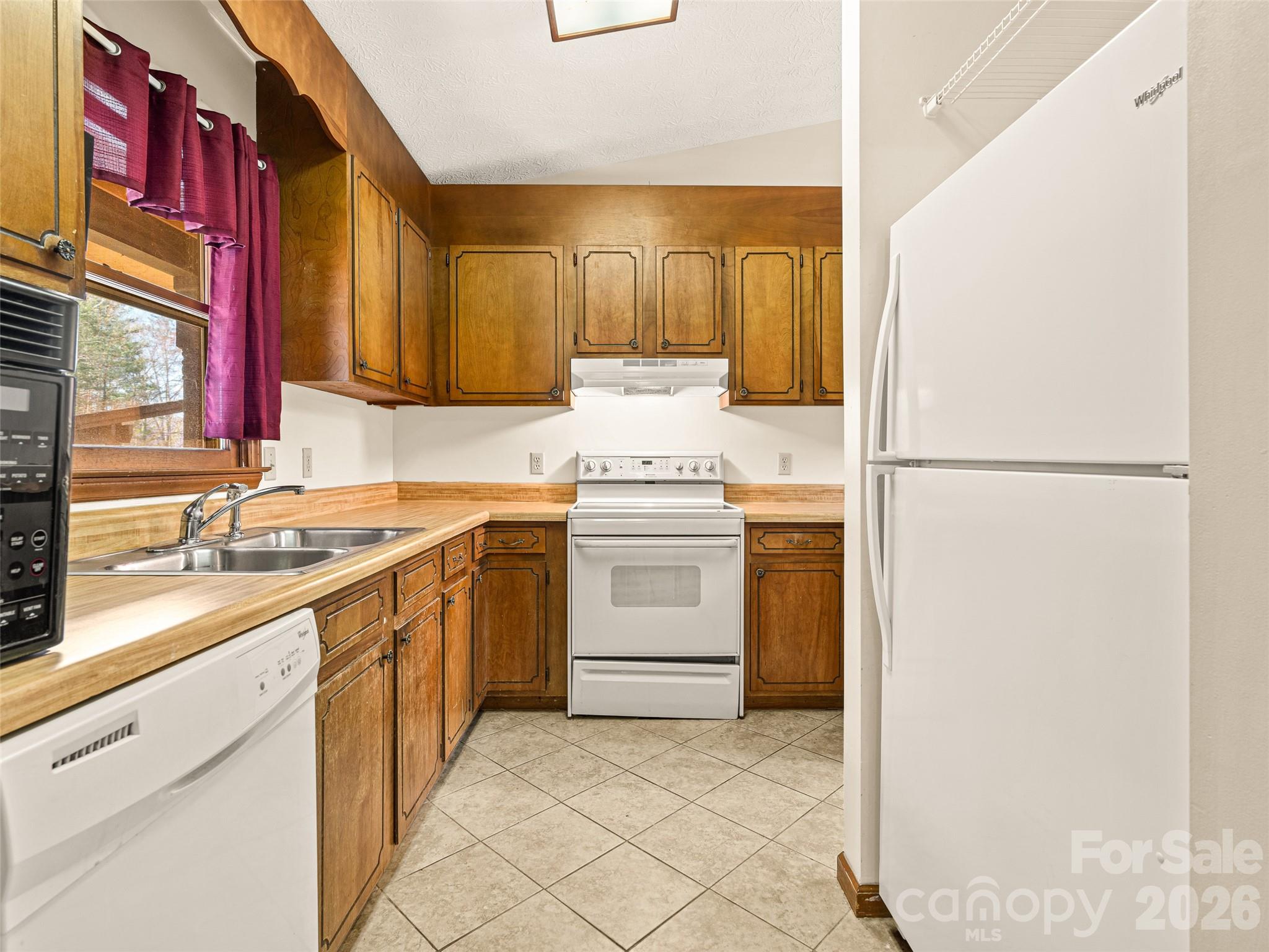 86 View De Lake Drive — Etowah