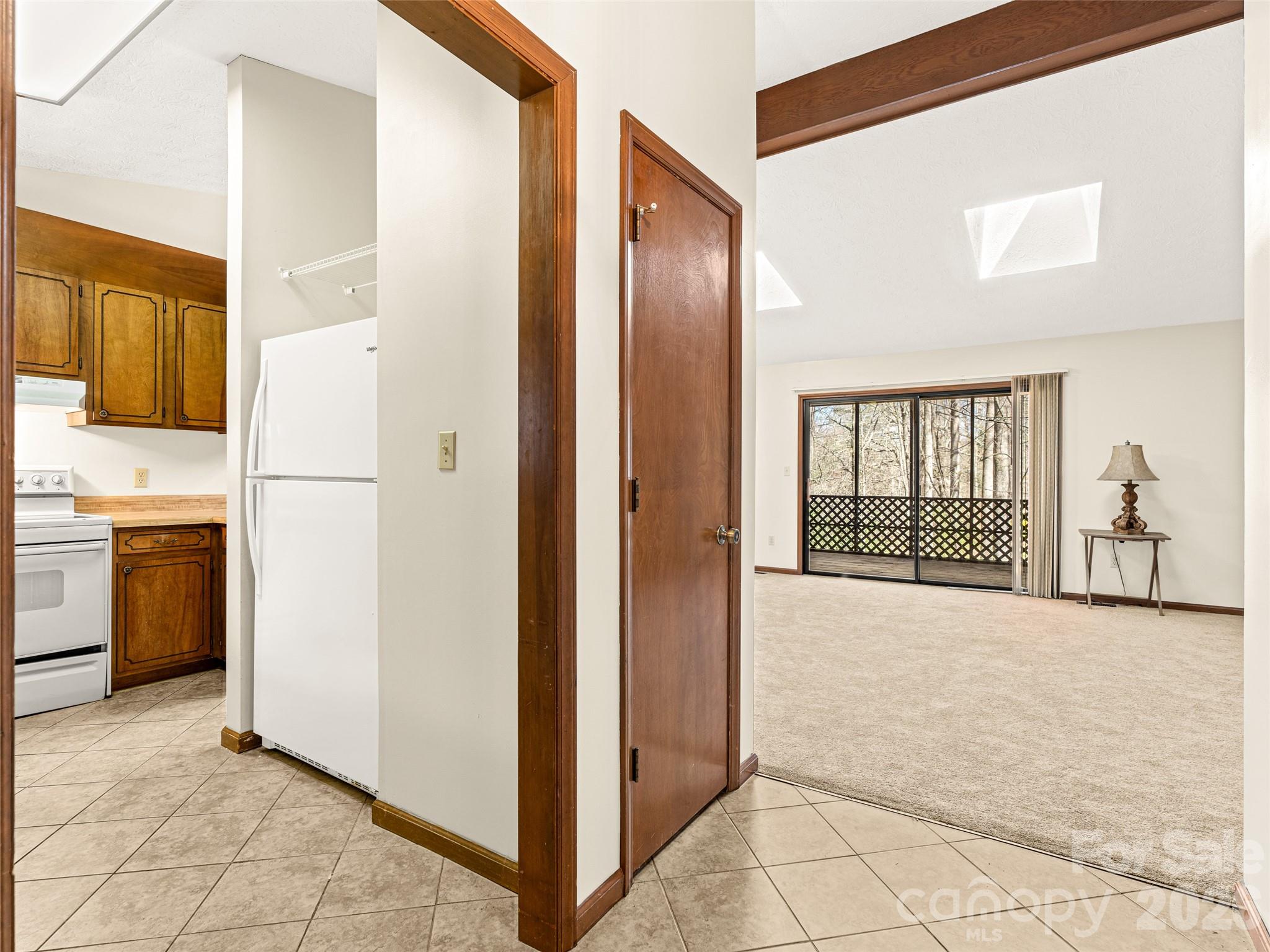 86 View De Lake Drive — Etowah