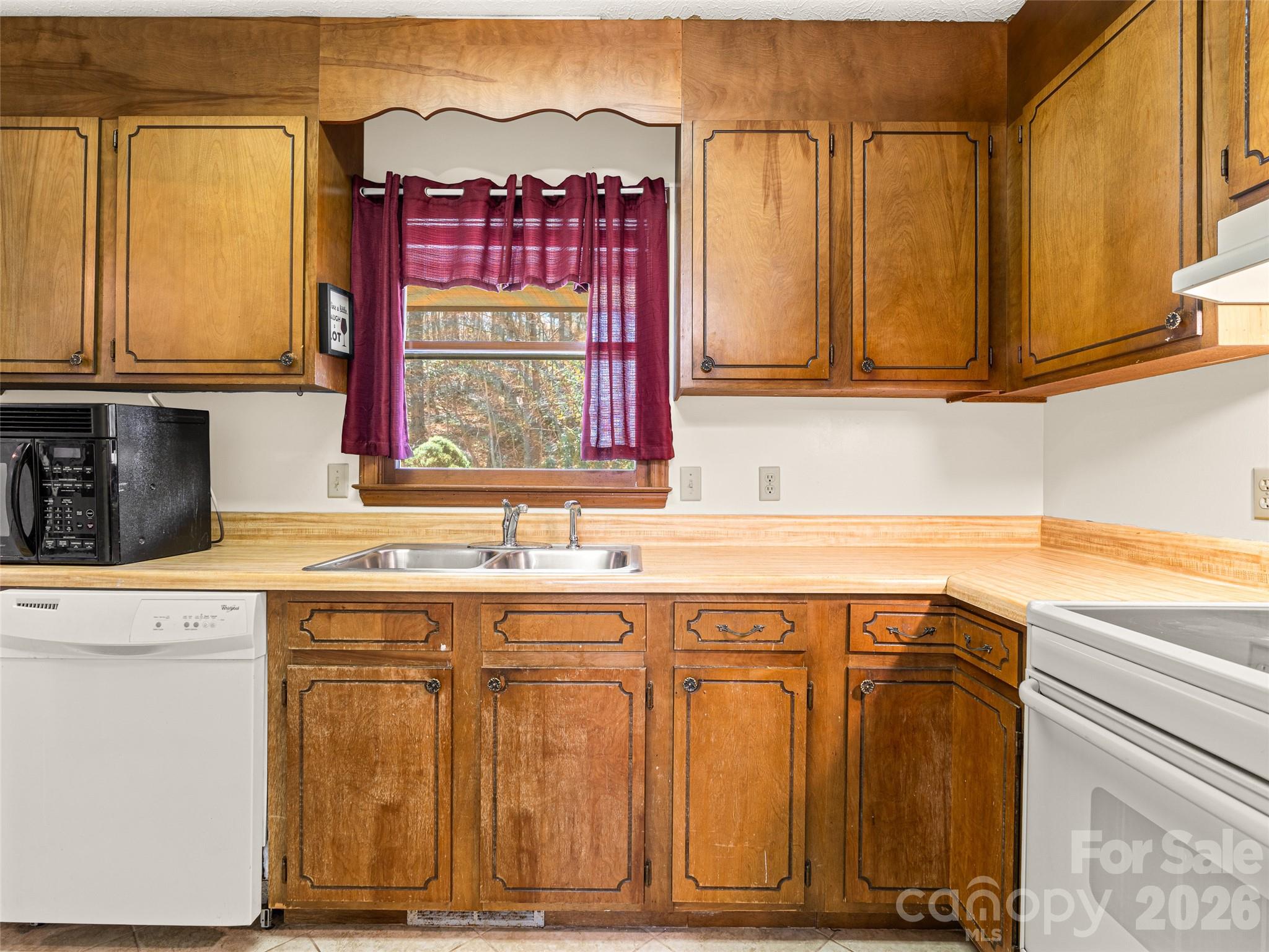 86 View De Lake Drive — Etowah