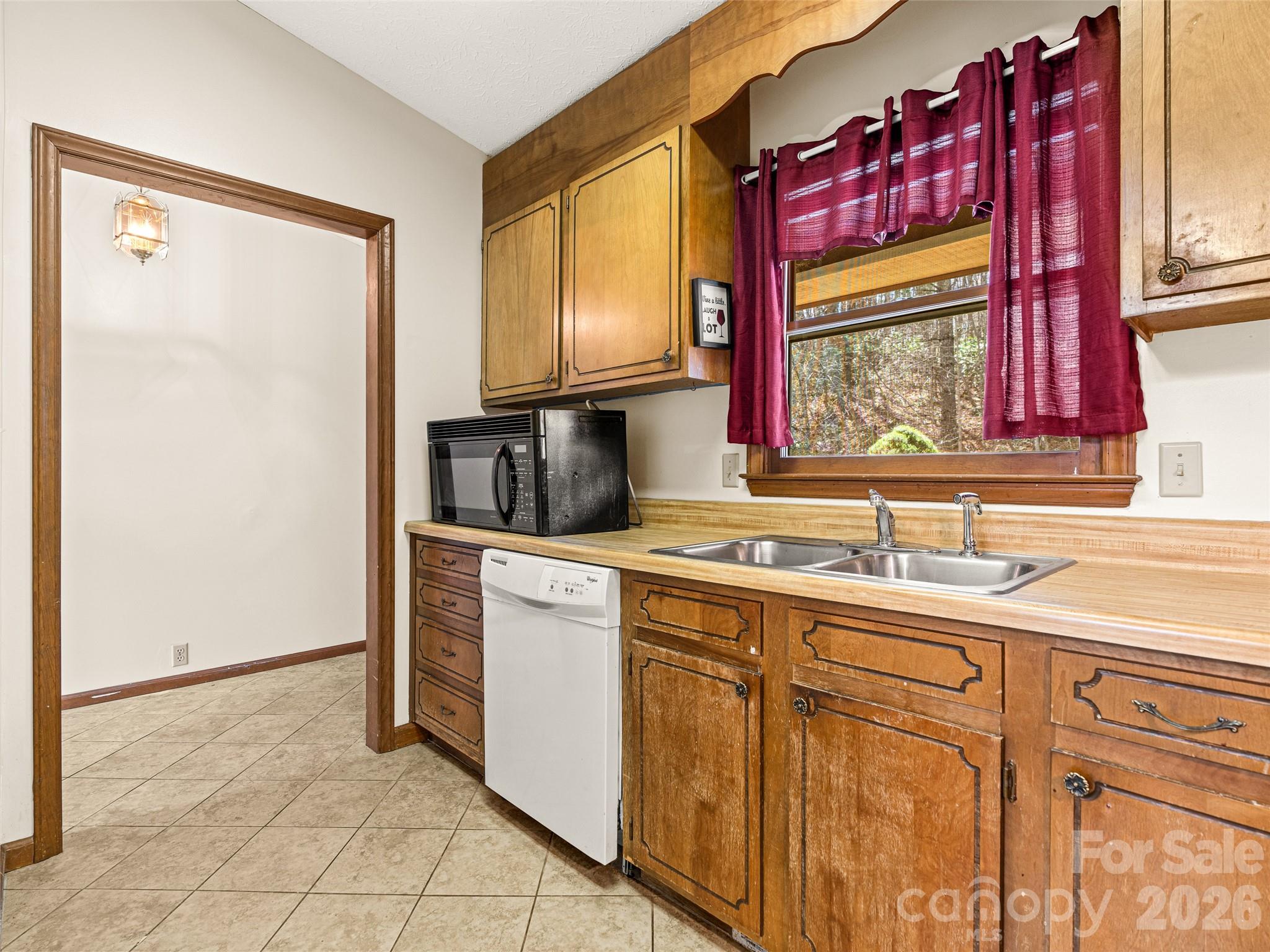 86 View De Lake Drive — Etowah
