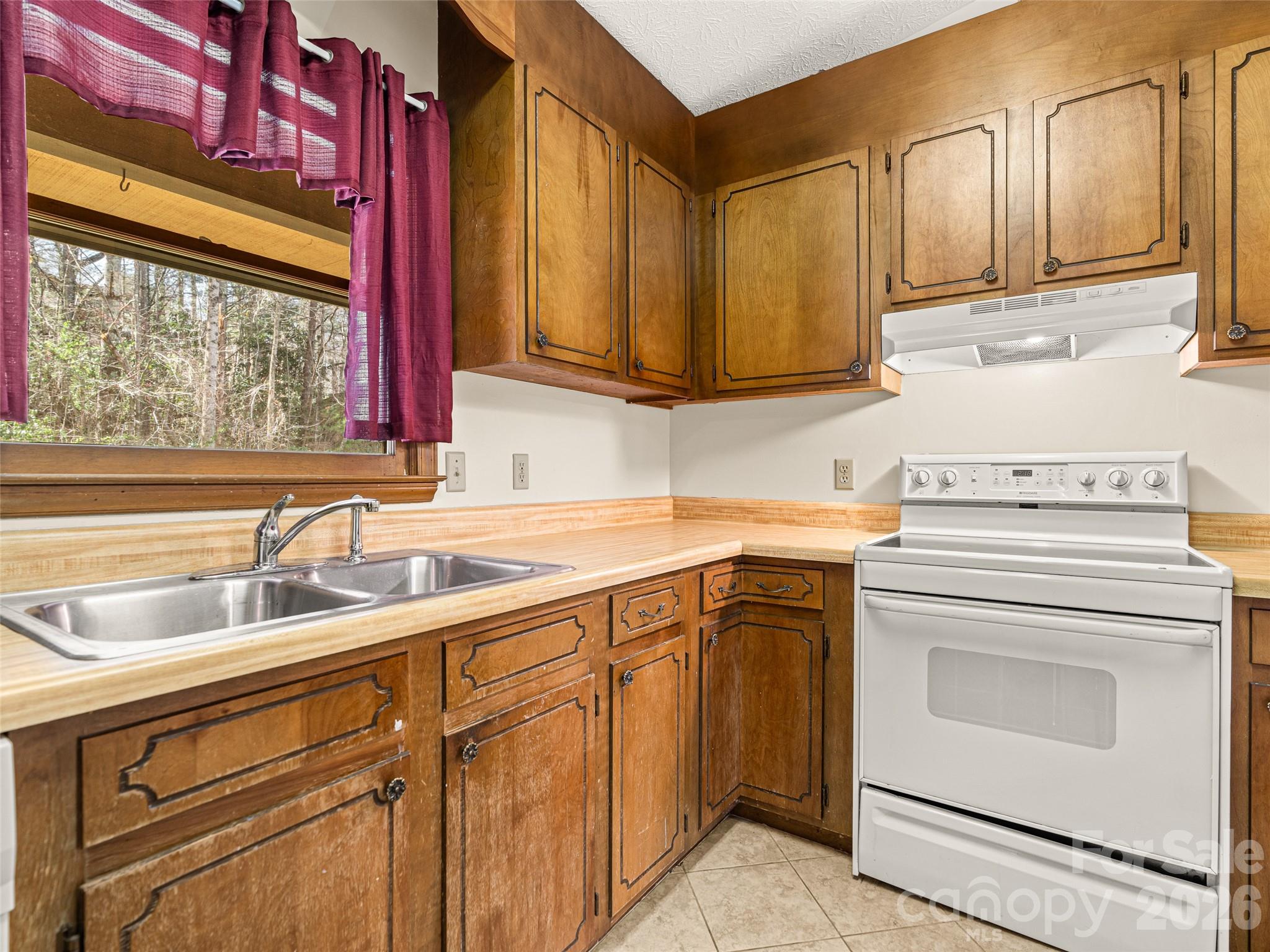 86 View De Lake Drive — Etowah