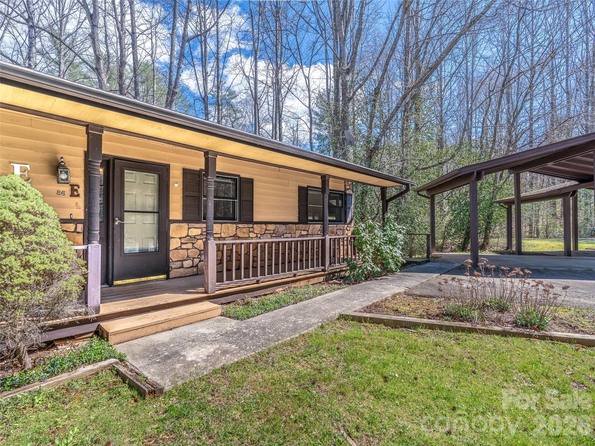 86 View De Lake Drive — Etowah